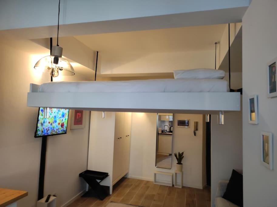 One-Bedroom Apartment photo 1