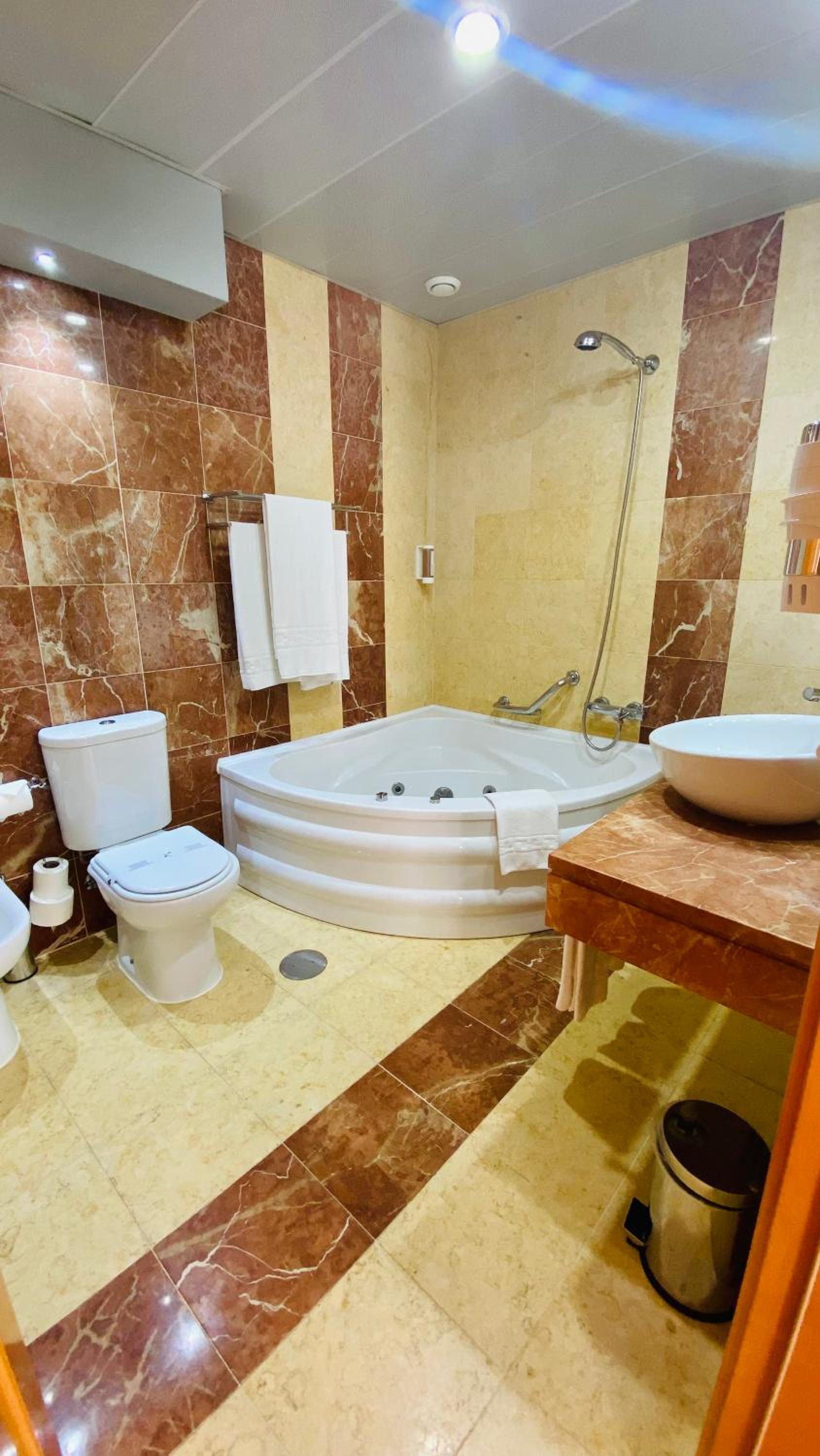 Double room with Hot Tub Romantic Package - Photo 3