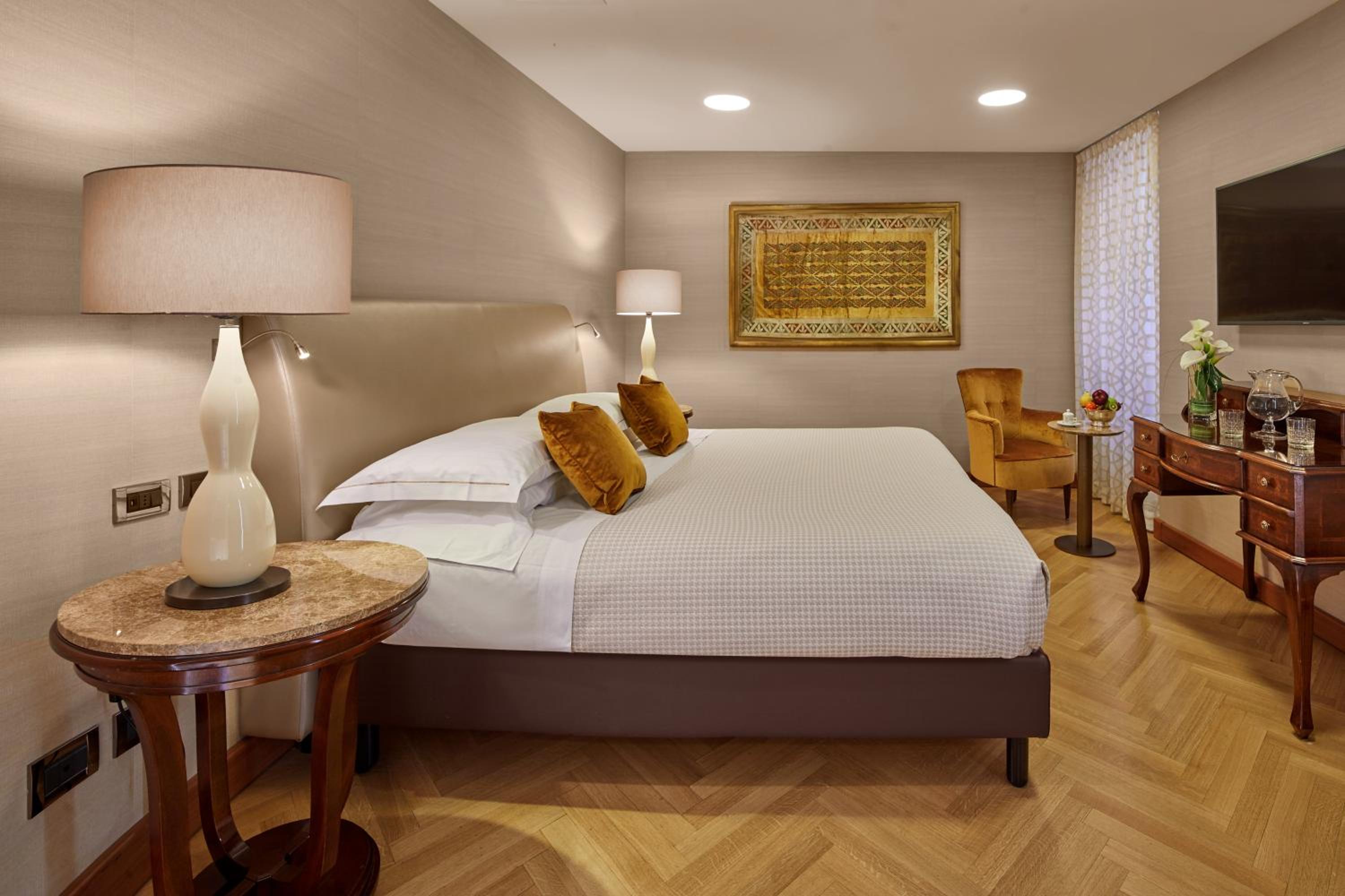 Suite - Photo 1