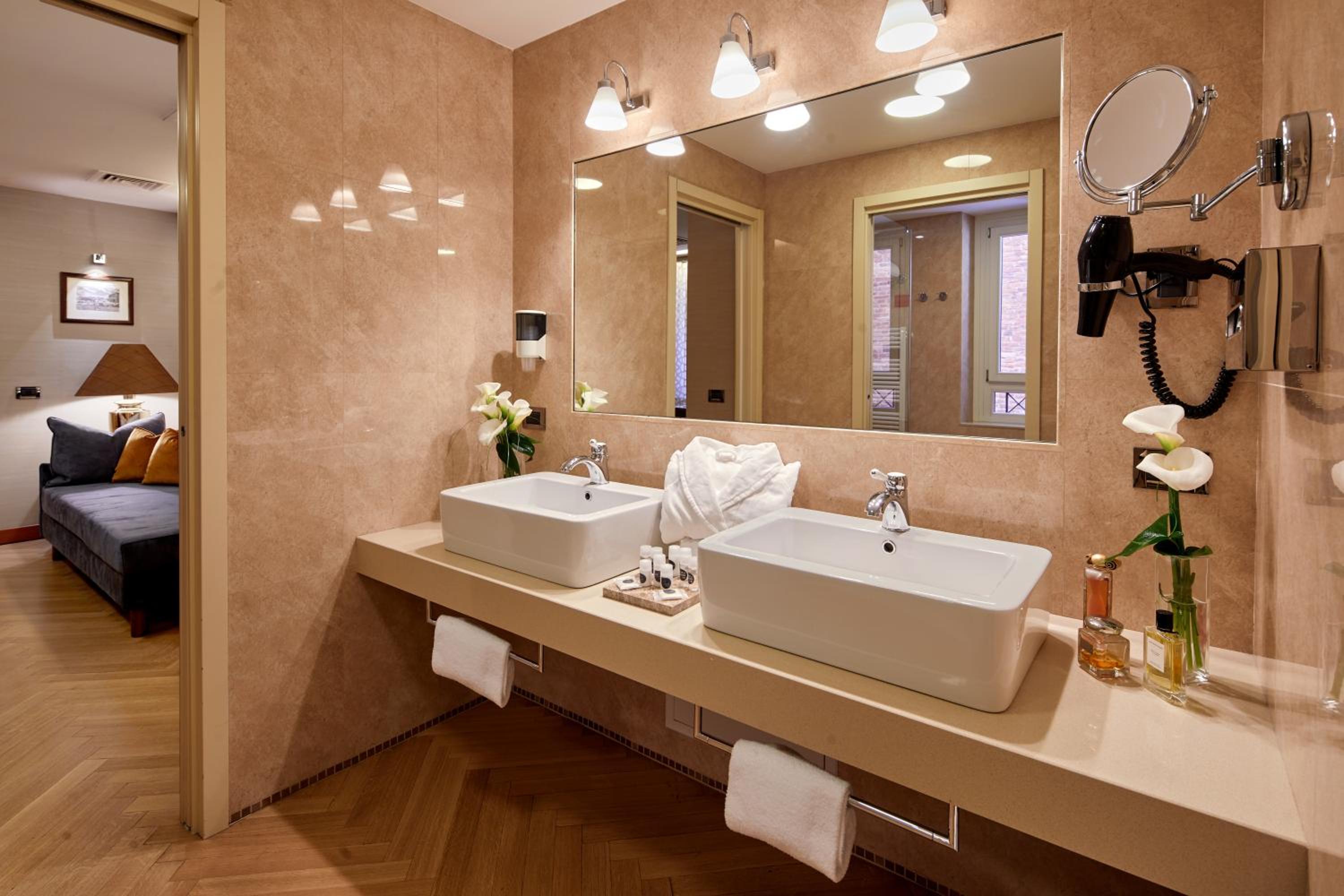 Suite - Photo 2