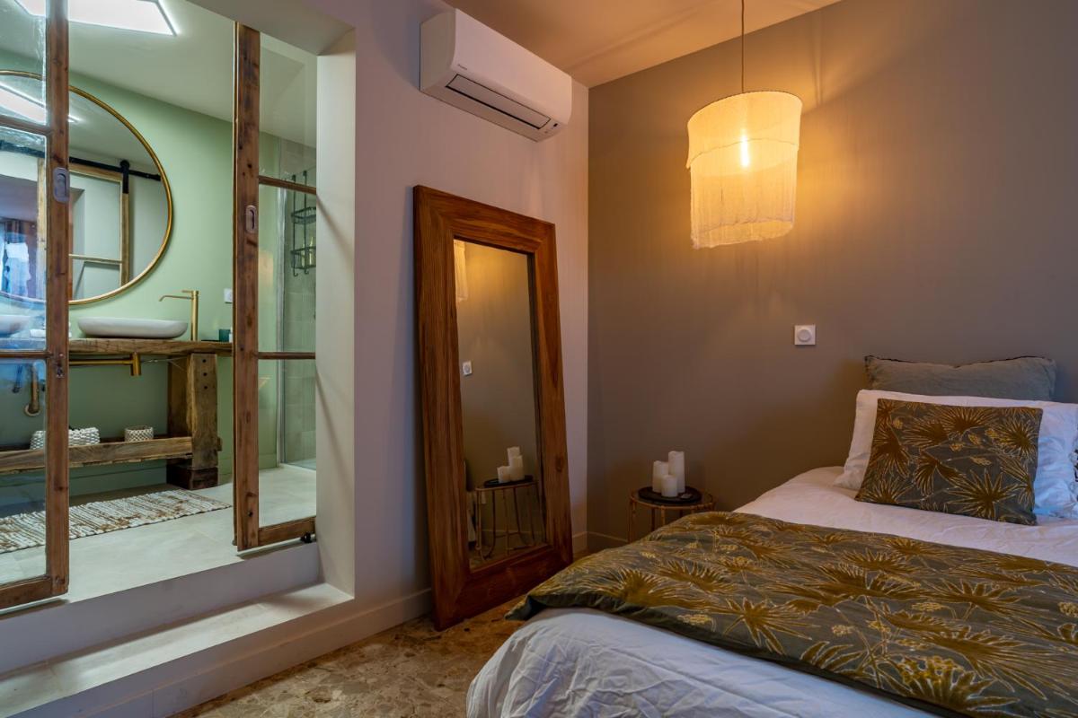 Superior King Suite - Photo 16