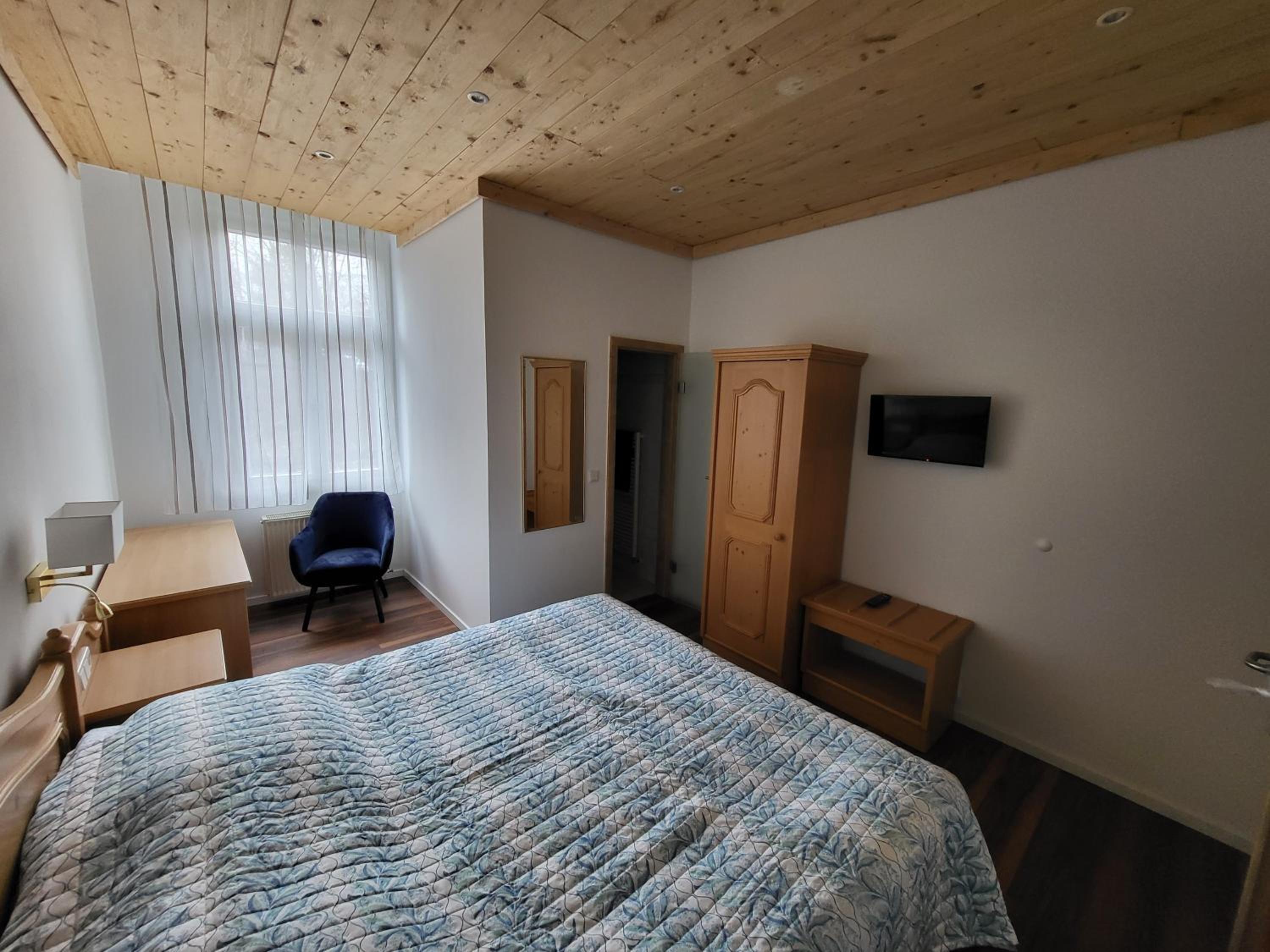 Double or Twin Room with Private Bathroom photo 3