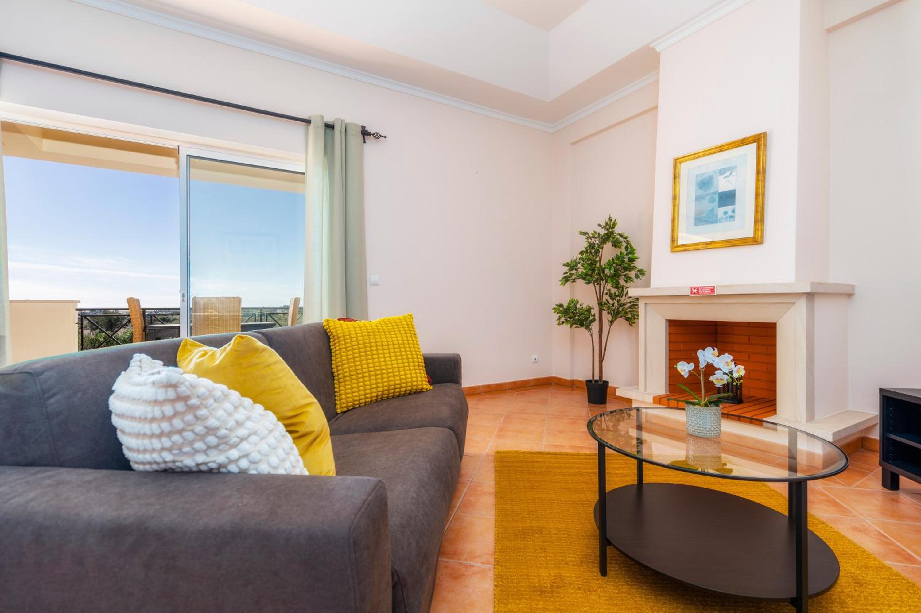 Apartment with Pool View