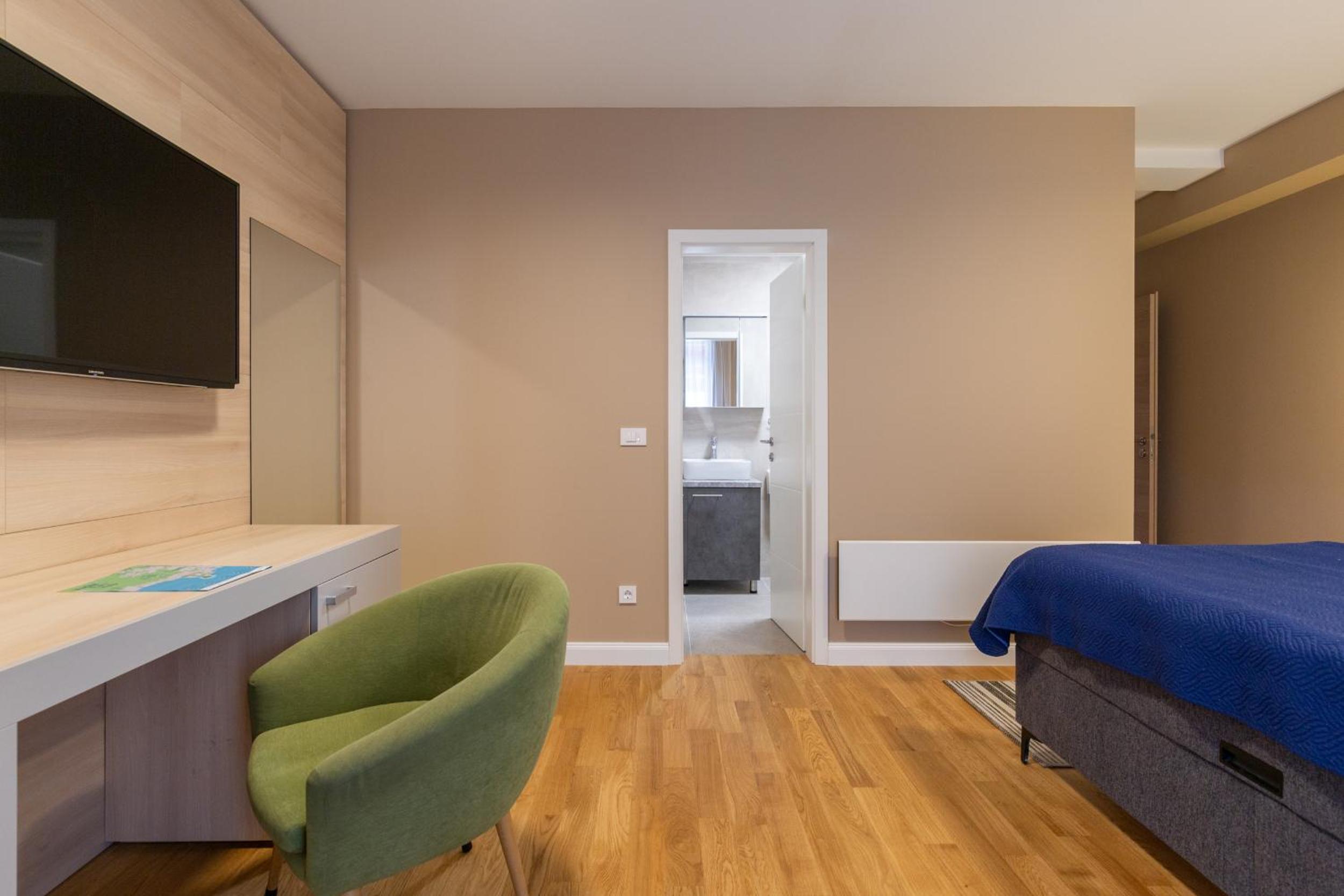 Superior Double Room with Balcony - Photo 18