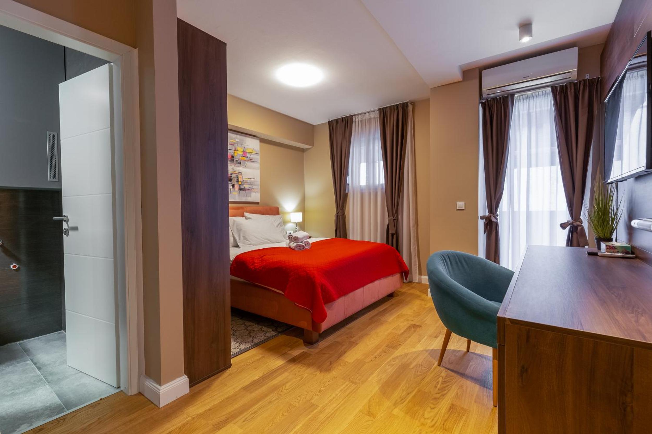 Superior Double Room with Balcony - Photo 12