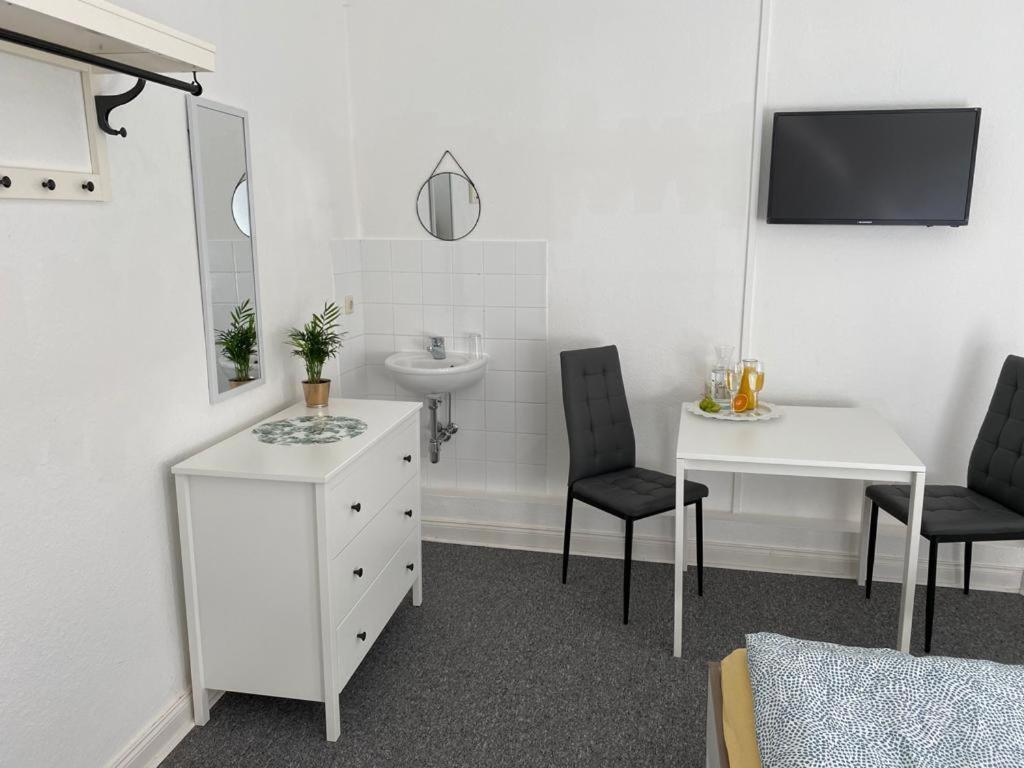 Standard Double Room with Shared Bathroom photo 3