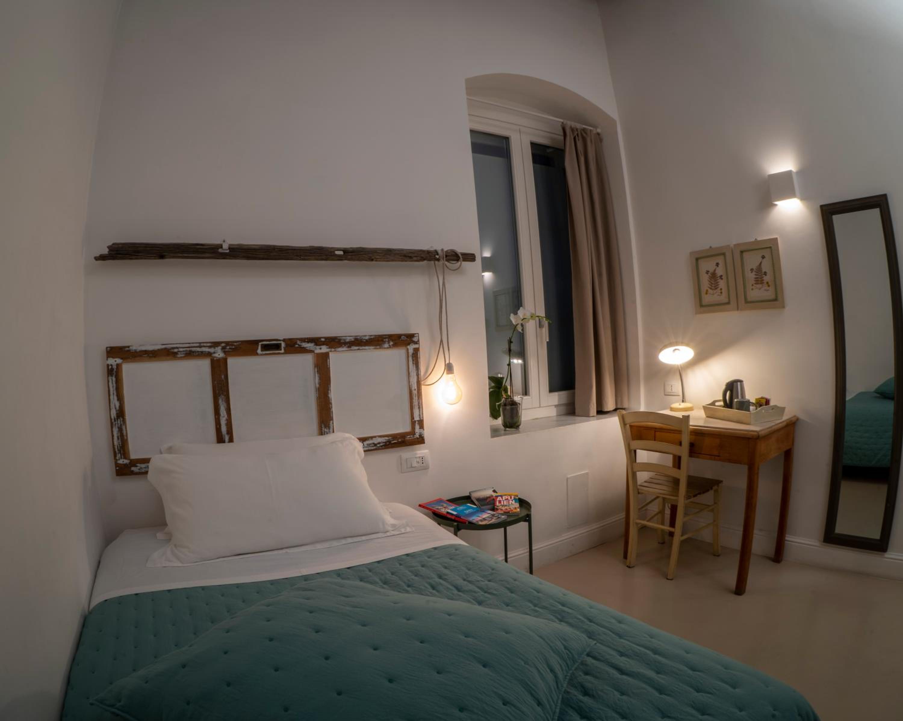 Single Room with Private Bathroom photo 3