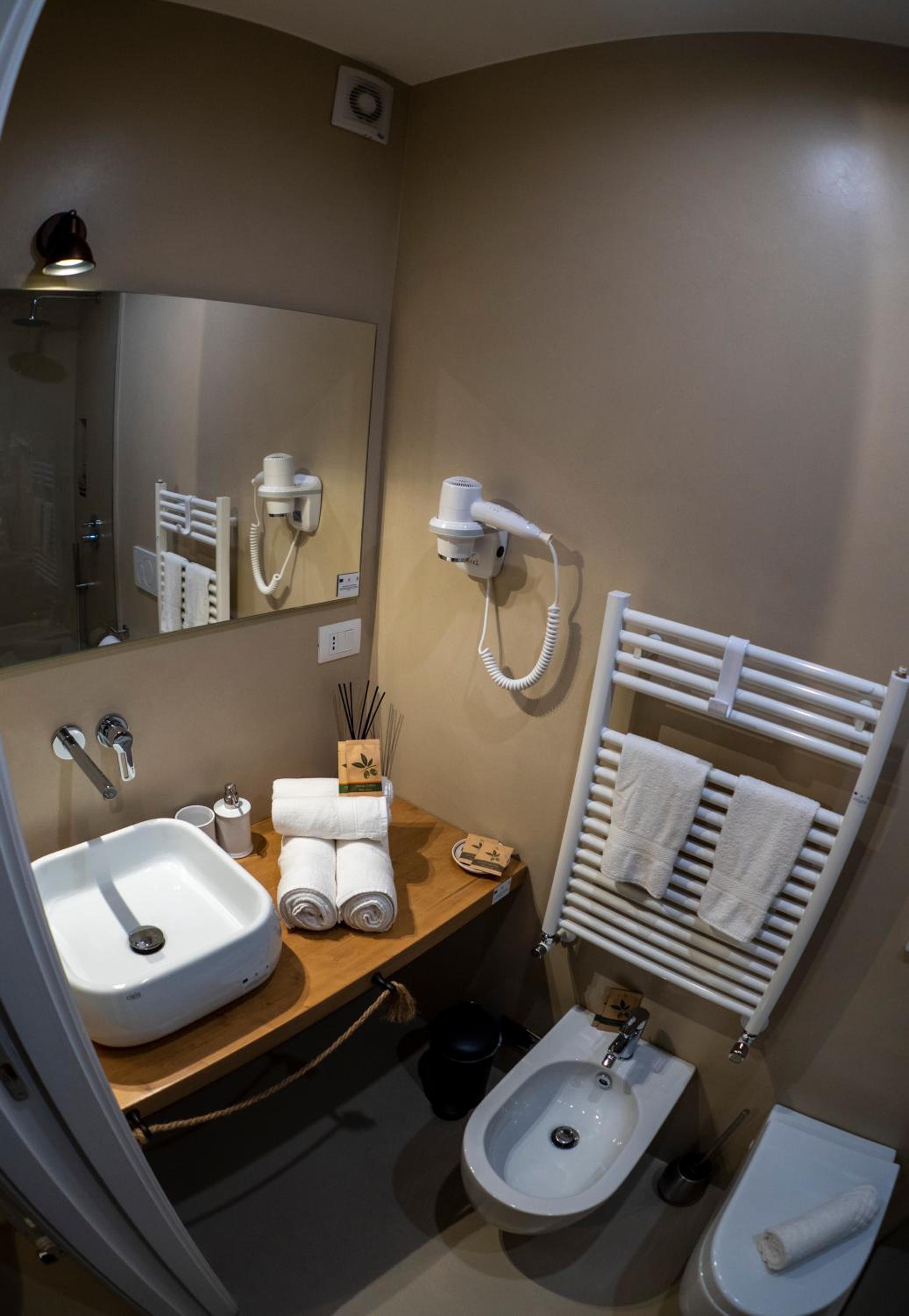 Double or Twin Room with Private Bathroom photo 2