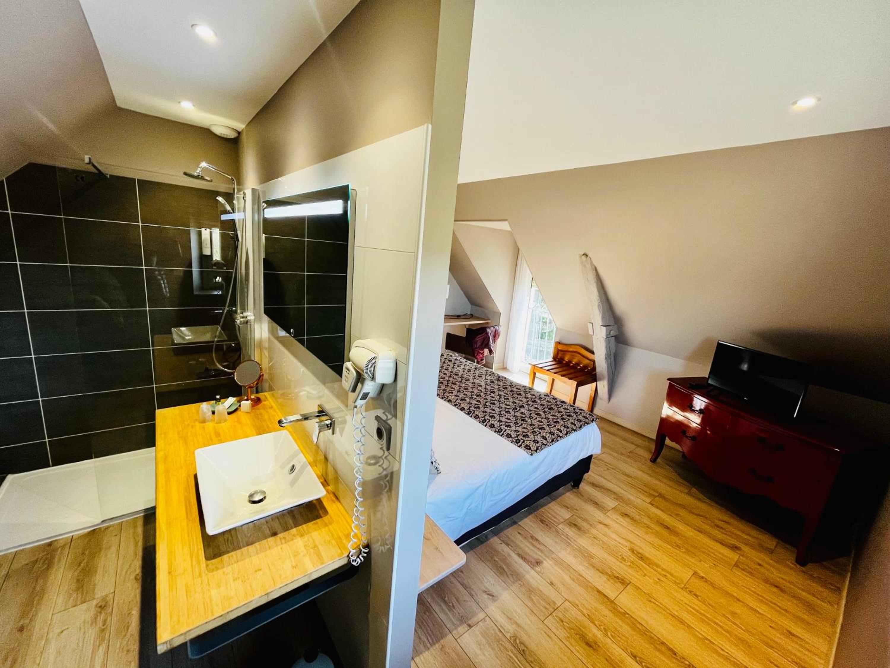 Superior King Room - Photo 19