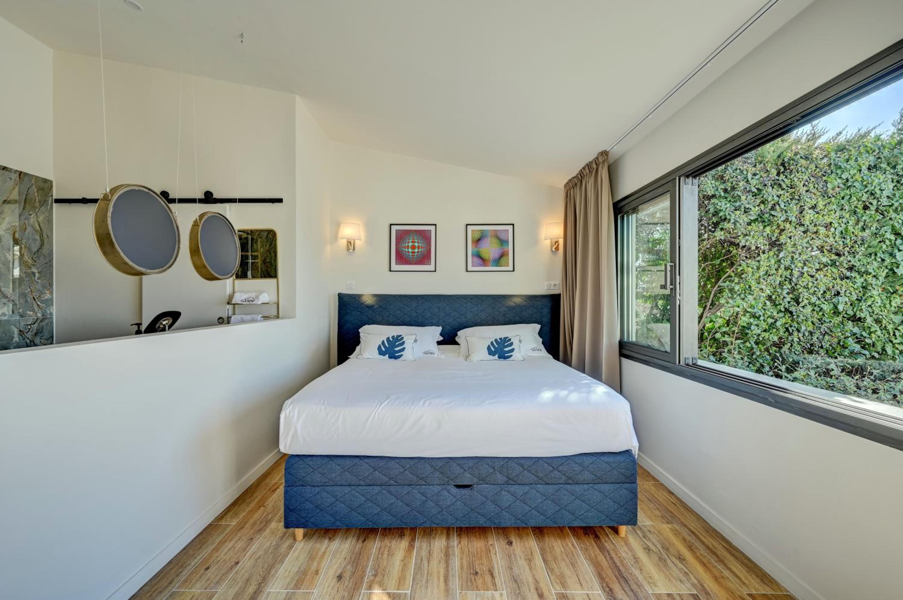 Junior Suite with Pool View photo 3