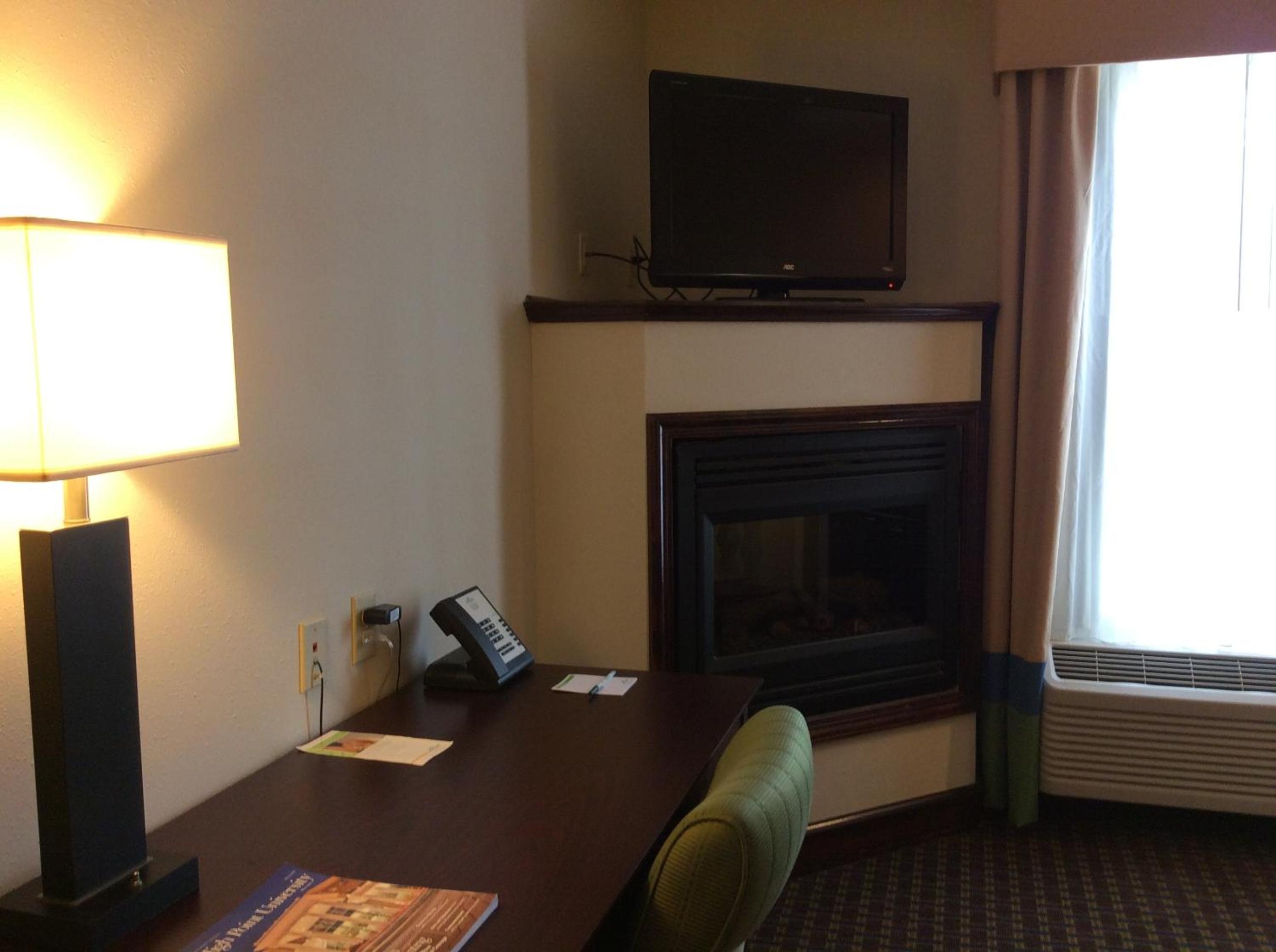King Room with Bath Tub - Mobility Accessible/Non-Smoking - Photo 3