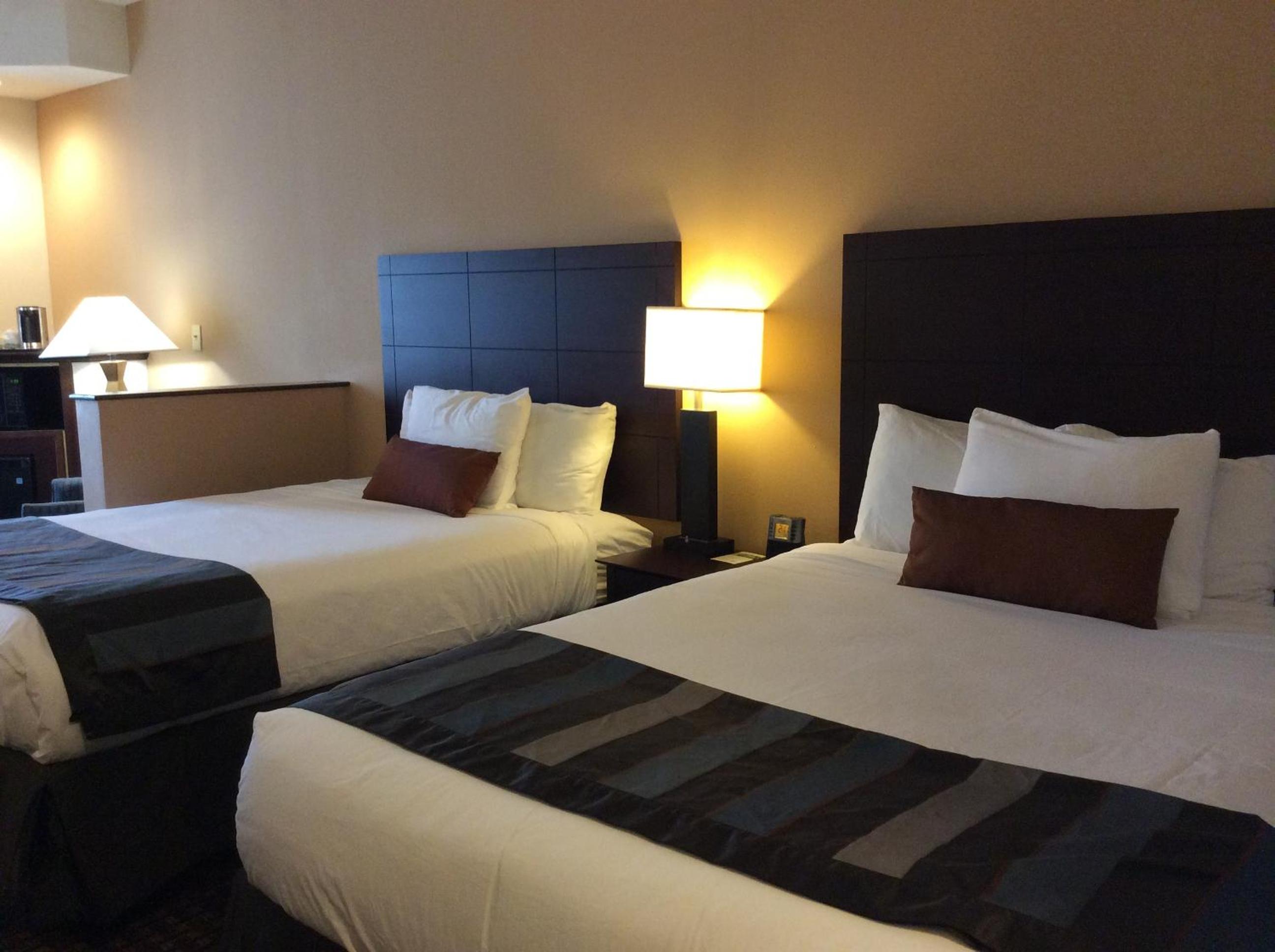 Deluxe Queen Room with Two Queen Beds - Non-Smoking - Photo 4