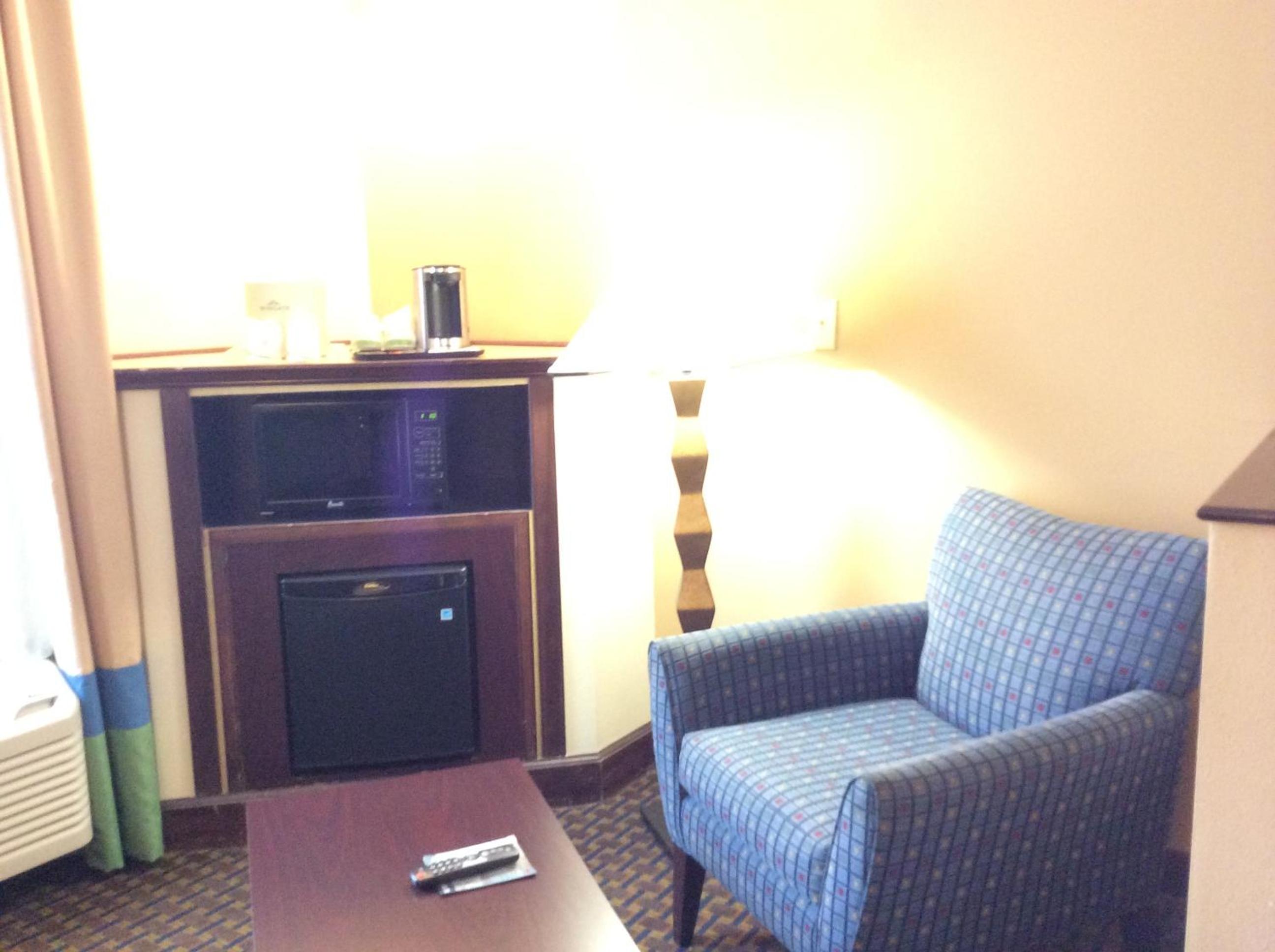 One-Bedroom Suite with Three Queen Beds - Non-Smoking photo 2