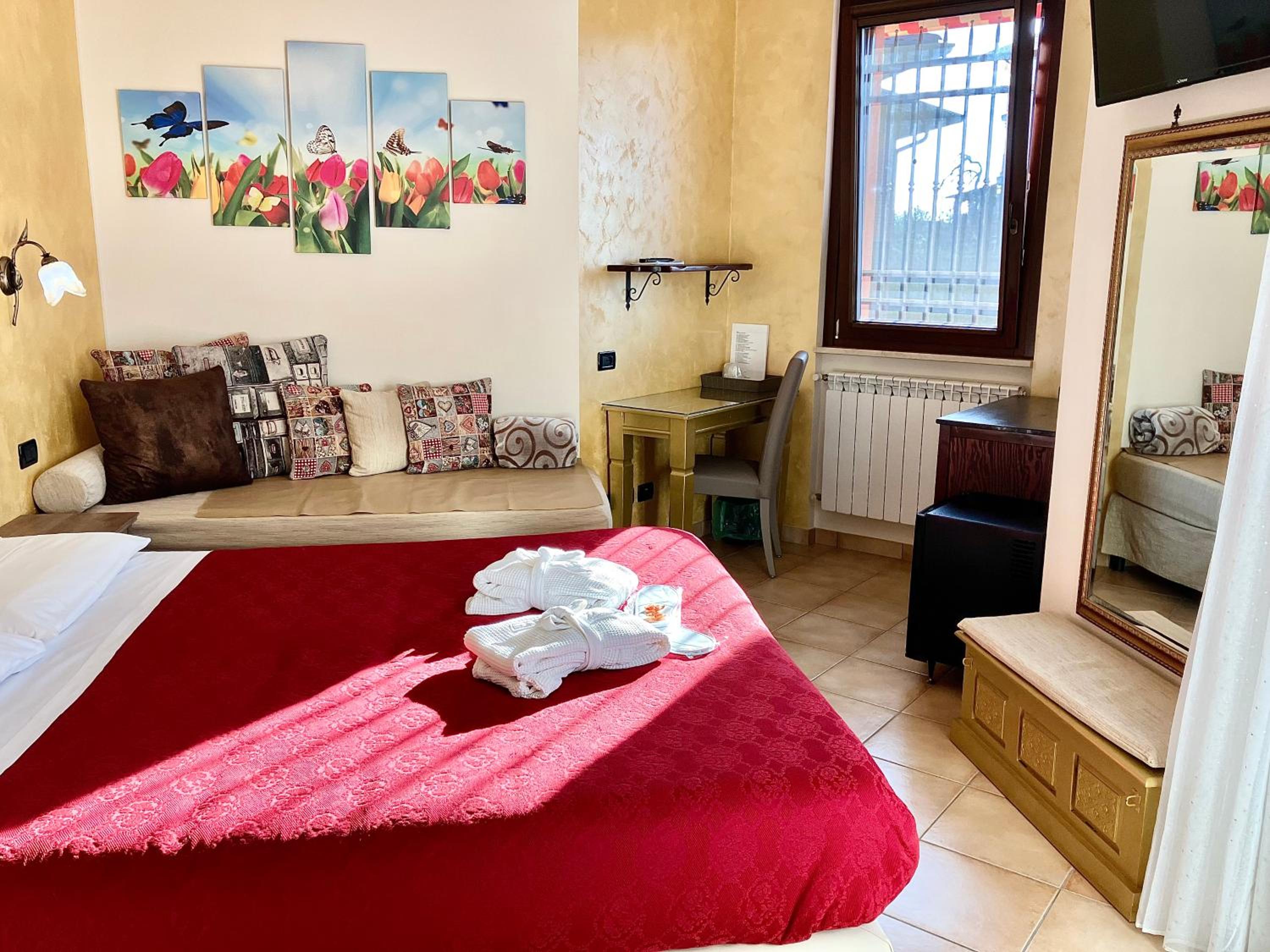 Deluxe Double or Twin Room with Balcony - Photo 2