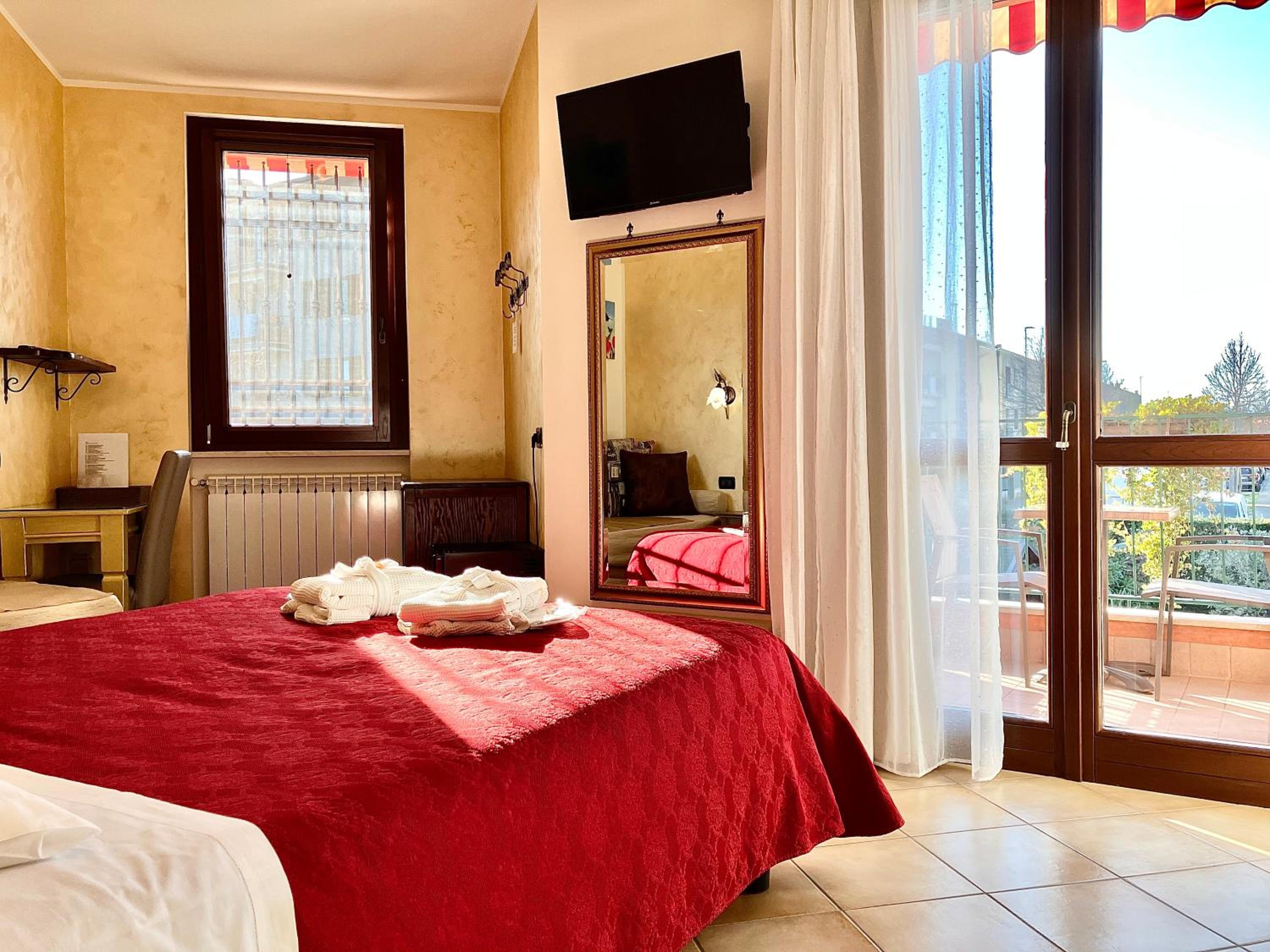 Deluxe Double or Twin Room with Balcony - Photo 4