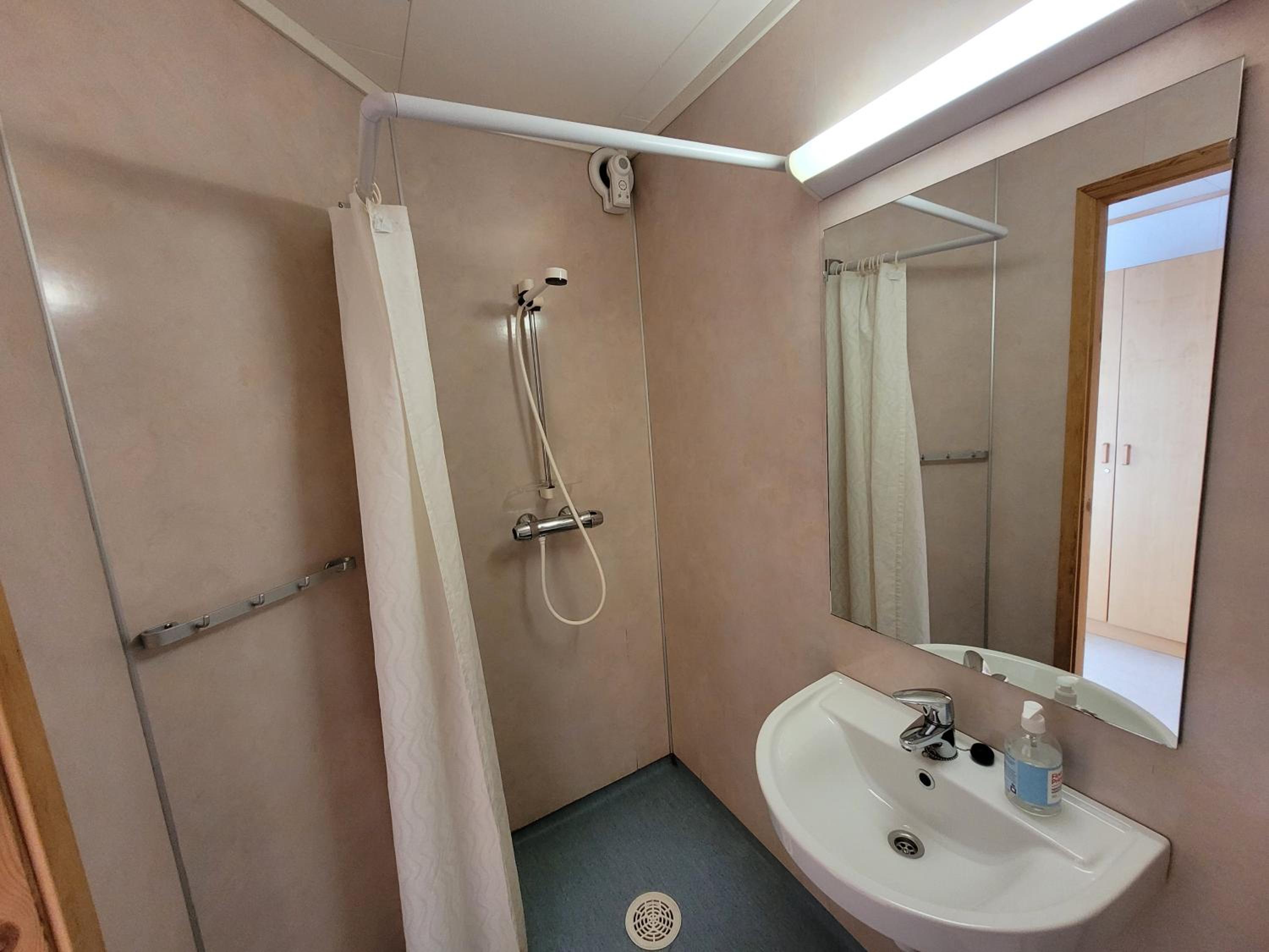 Quadruple Room with Bathroom - Photo 4