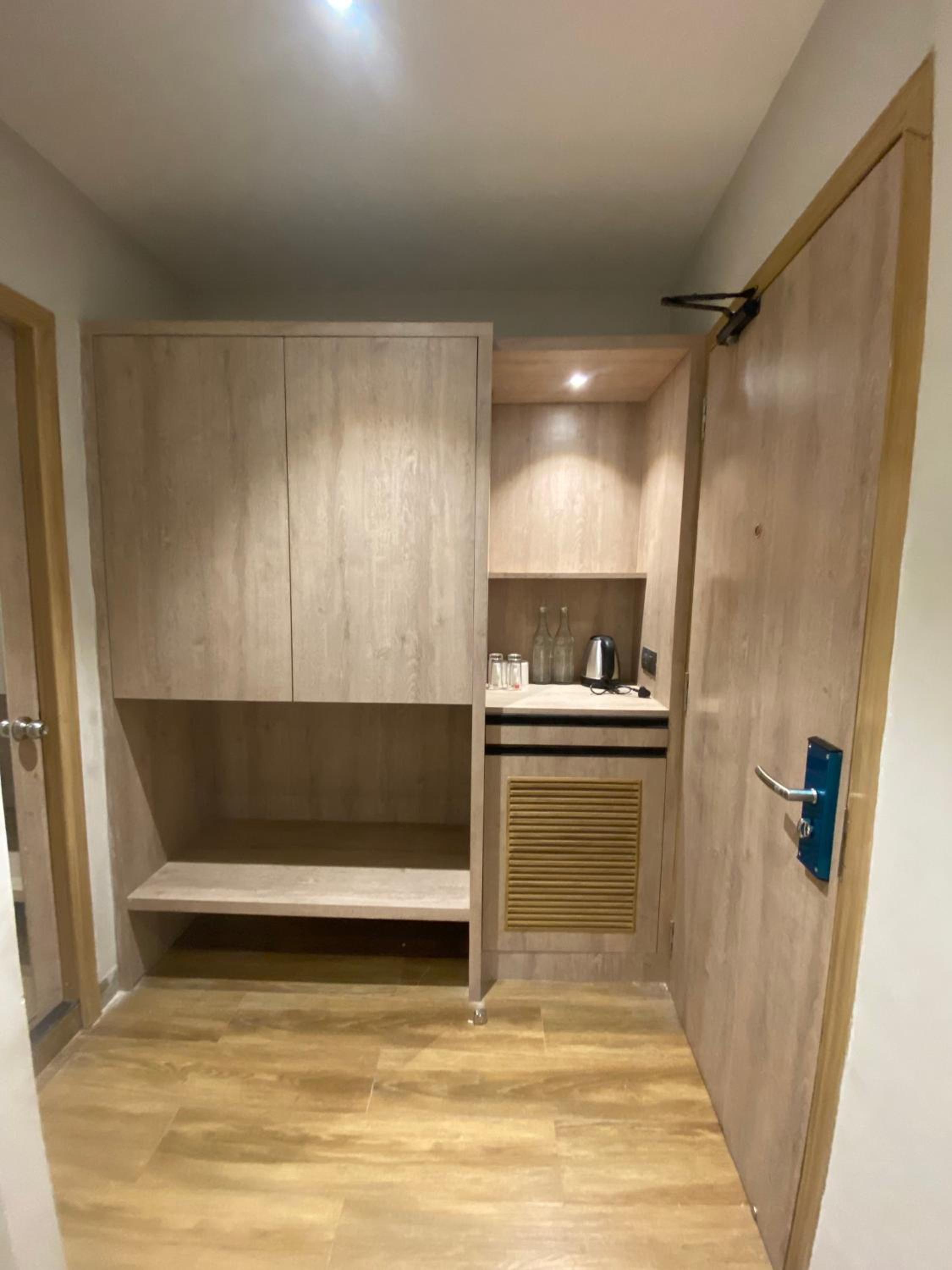 Executive Suite - Photo 6