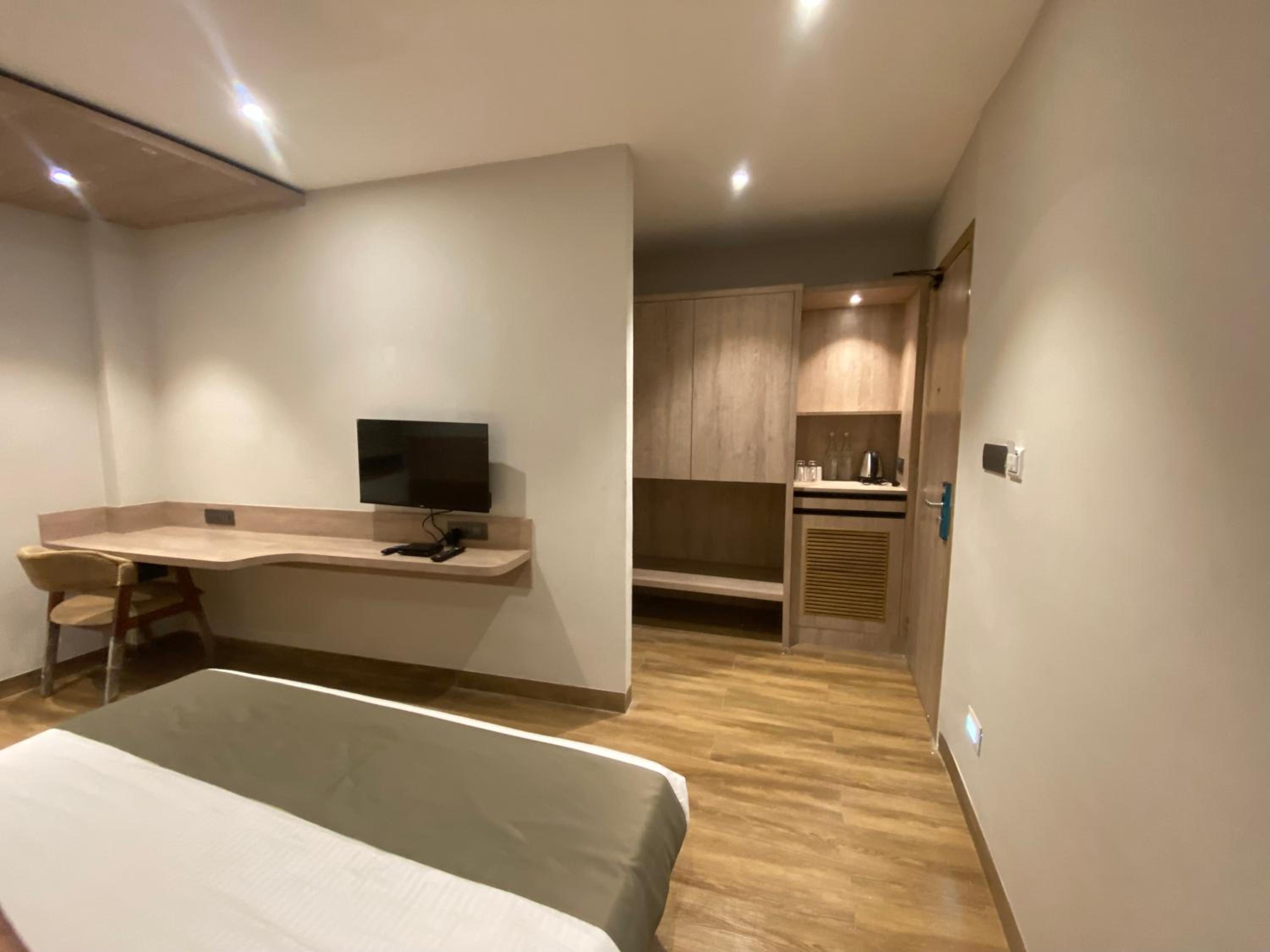 Executive Suite - Photo 5