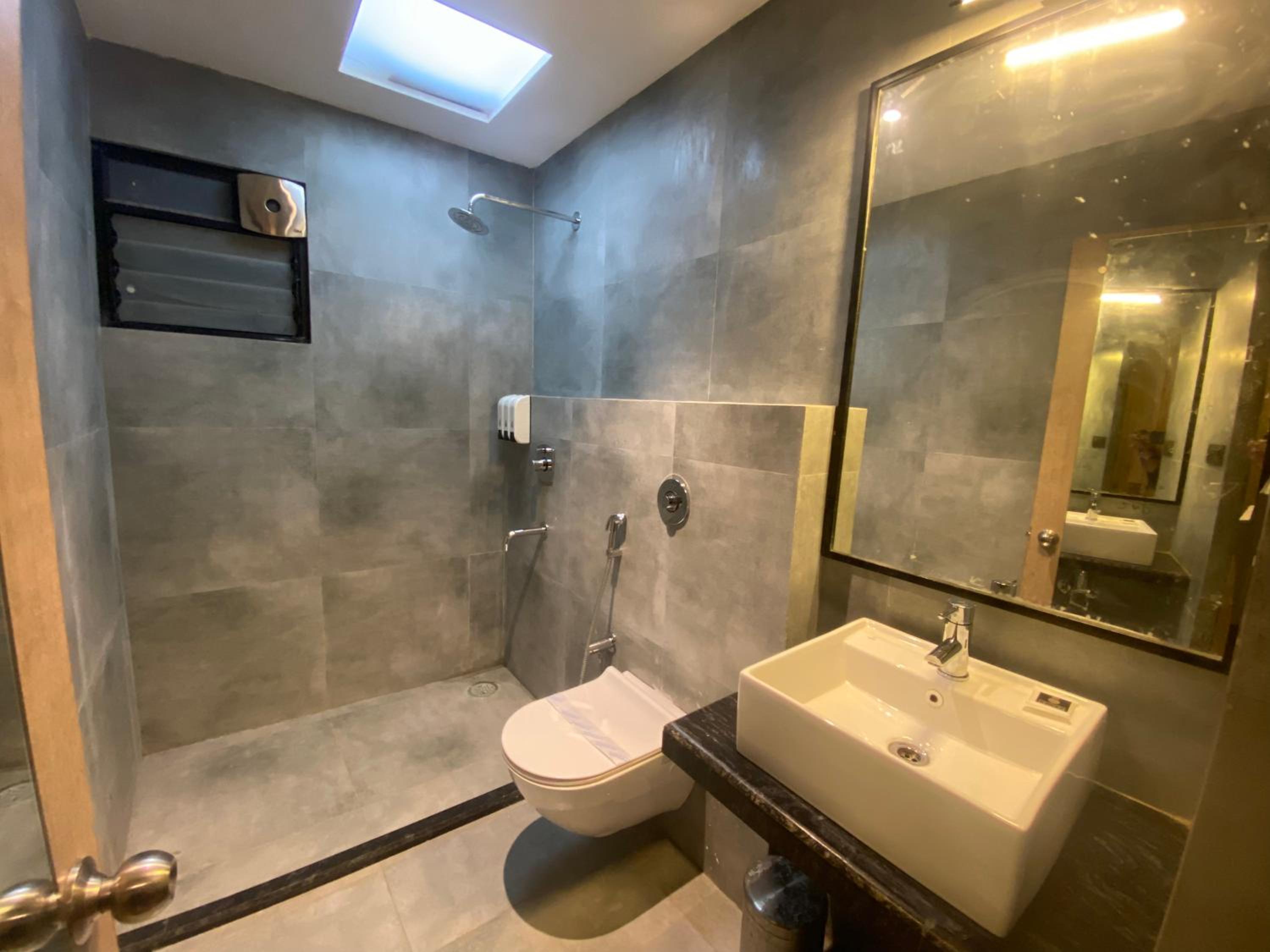 Executive Suite - Photo 8