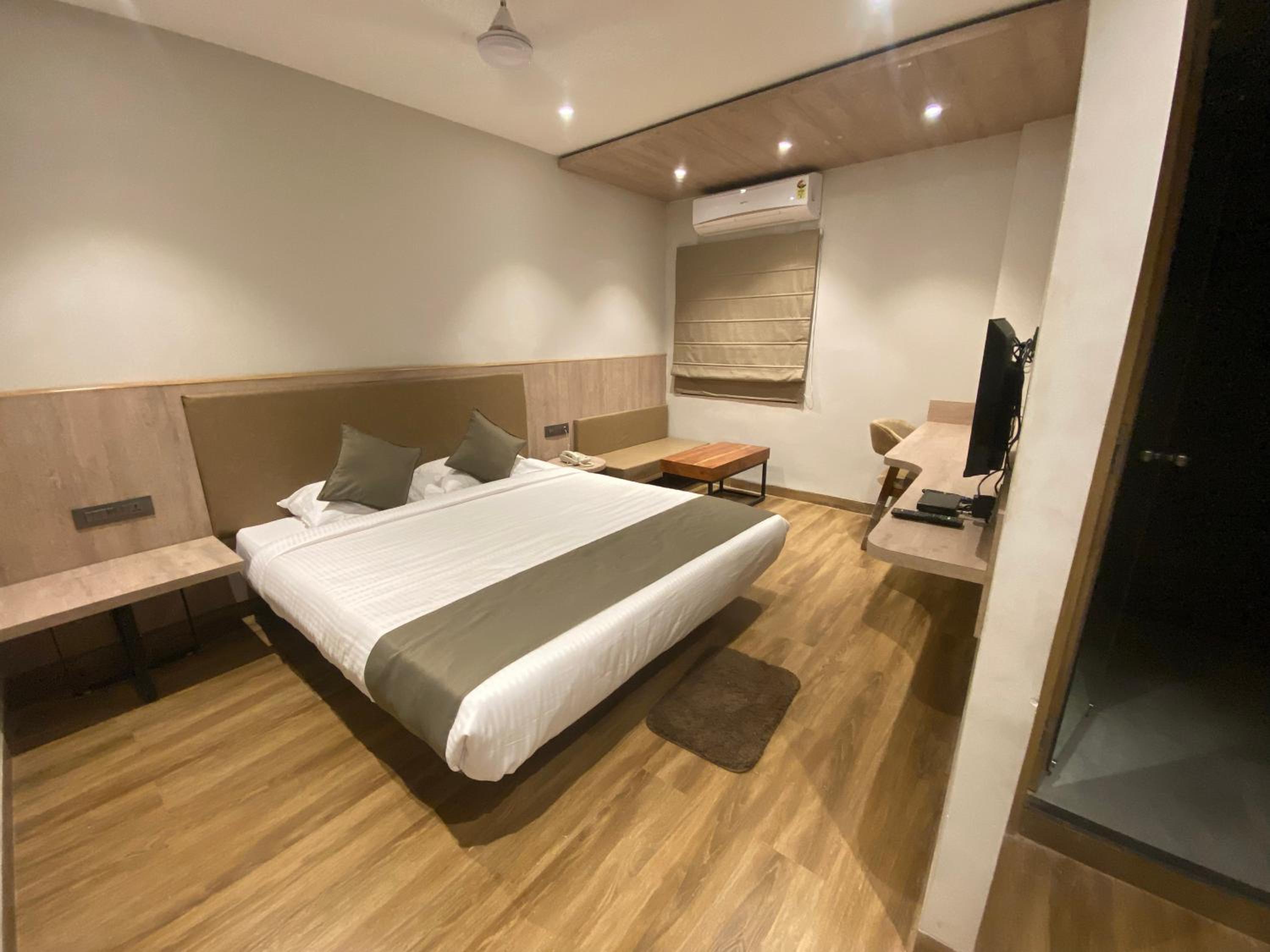 Executive Suite - Photo 4