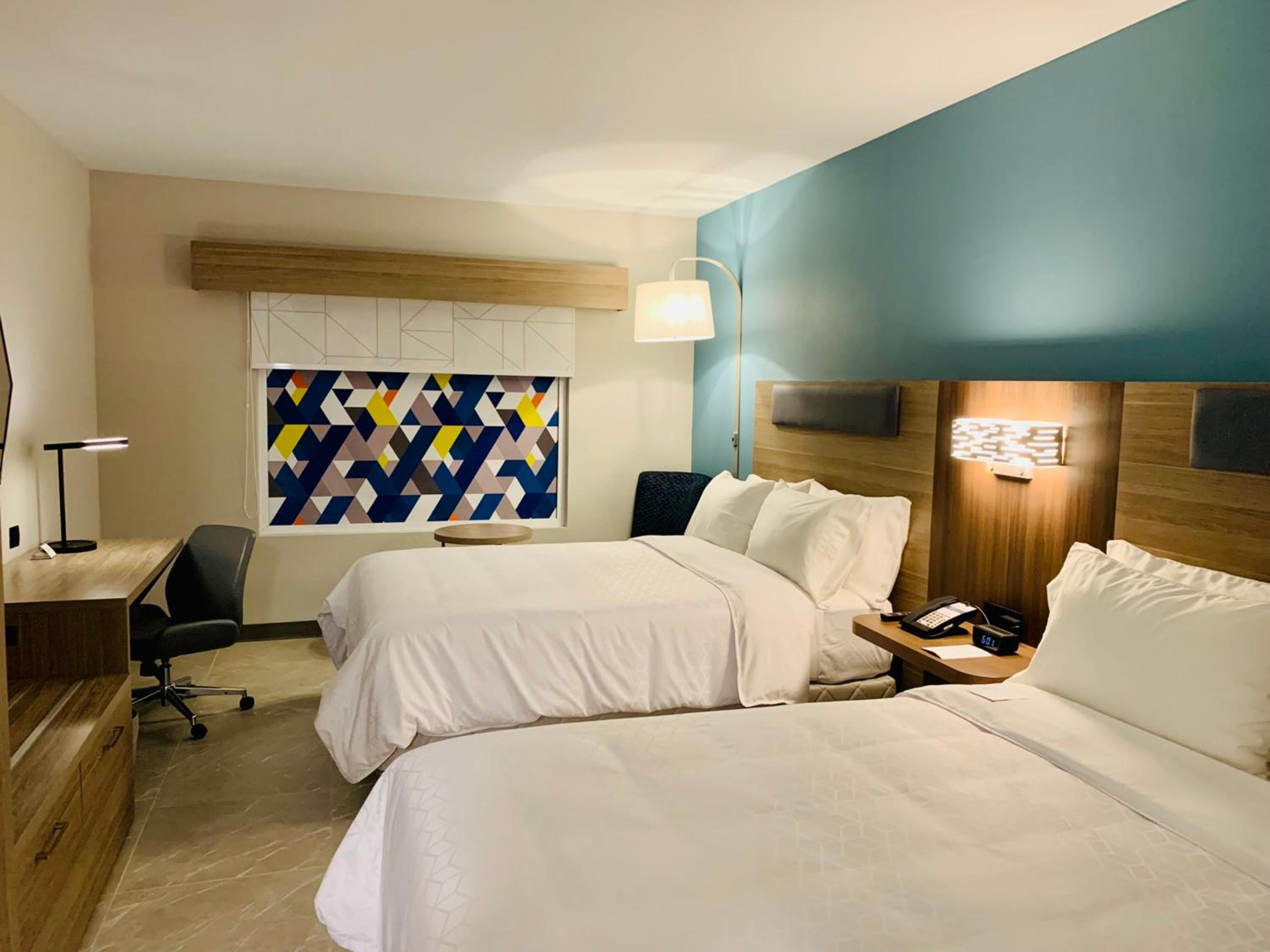 Standard Room with Two Queen Beds - Photo 10
