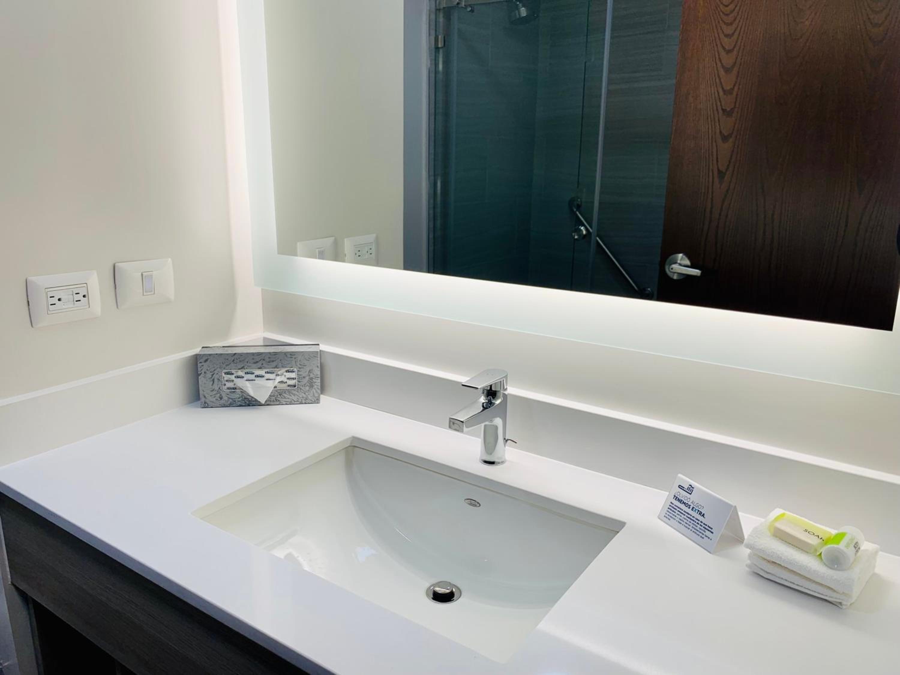 Standard King Room - Photo 4