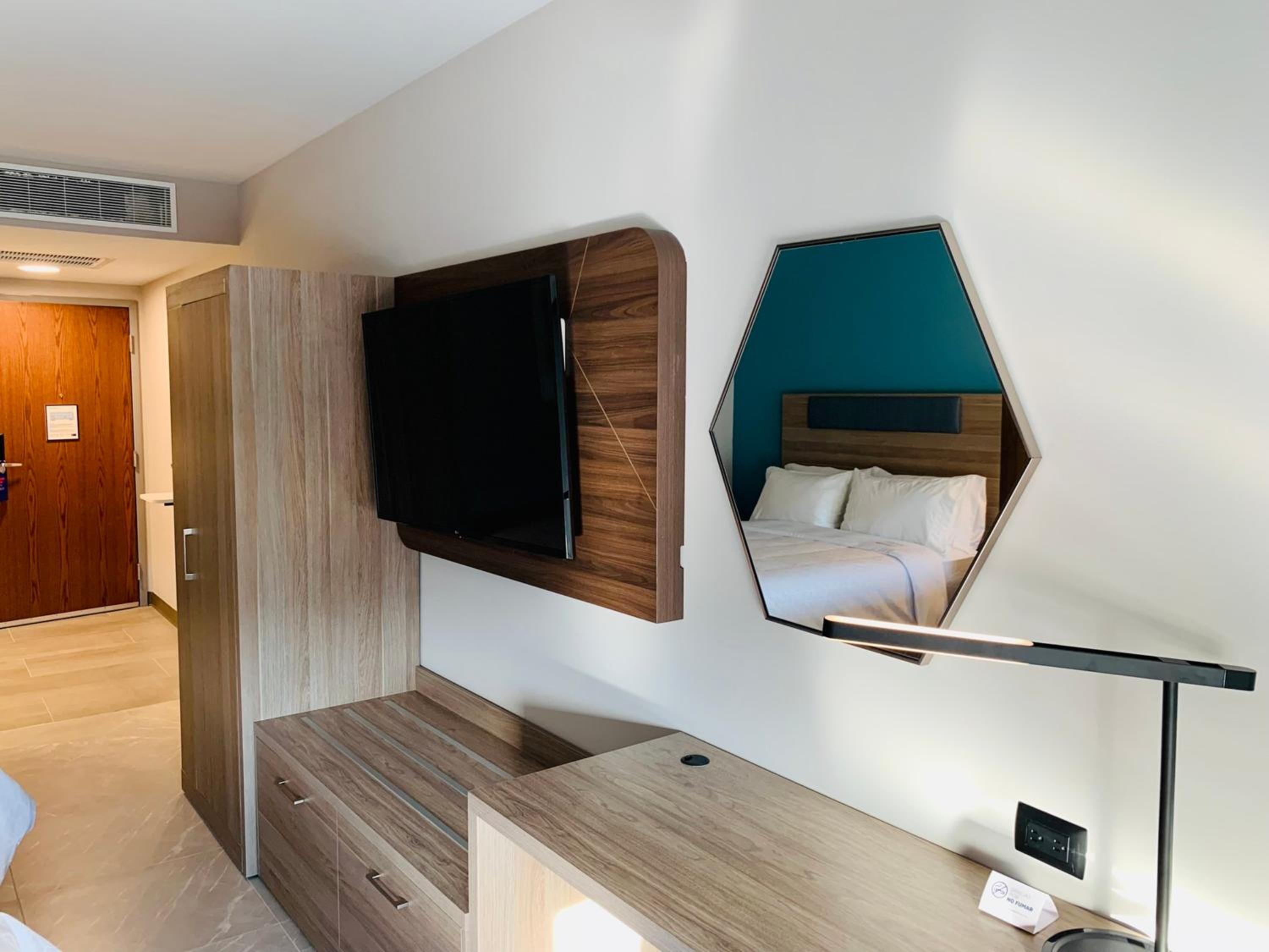 Standard King Room - Photo 8