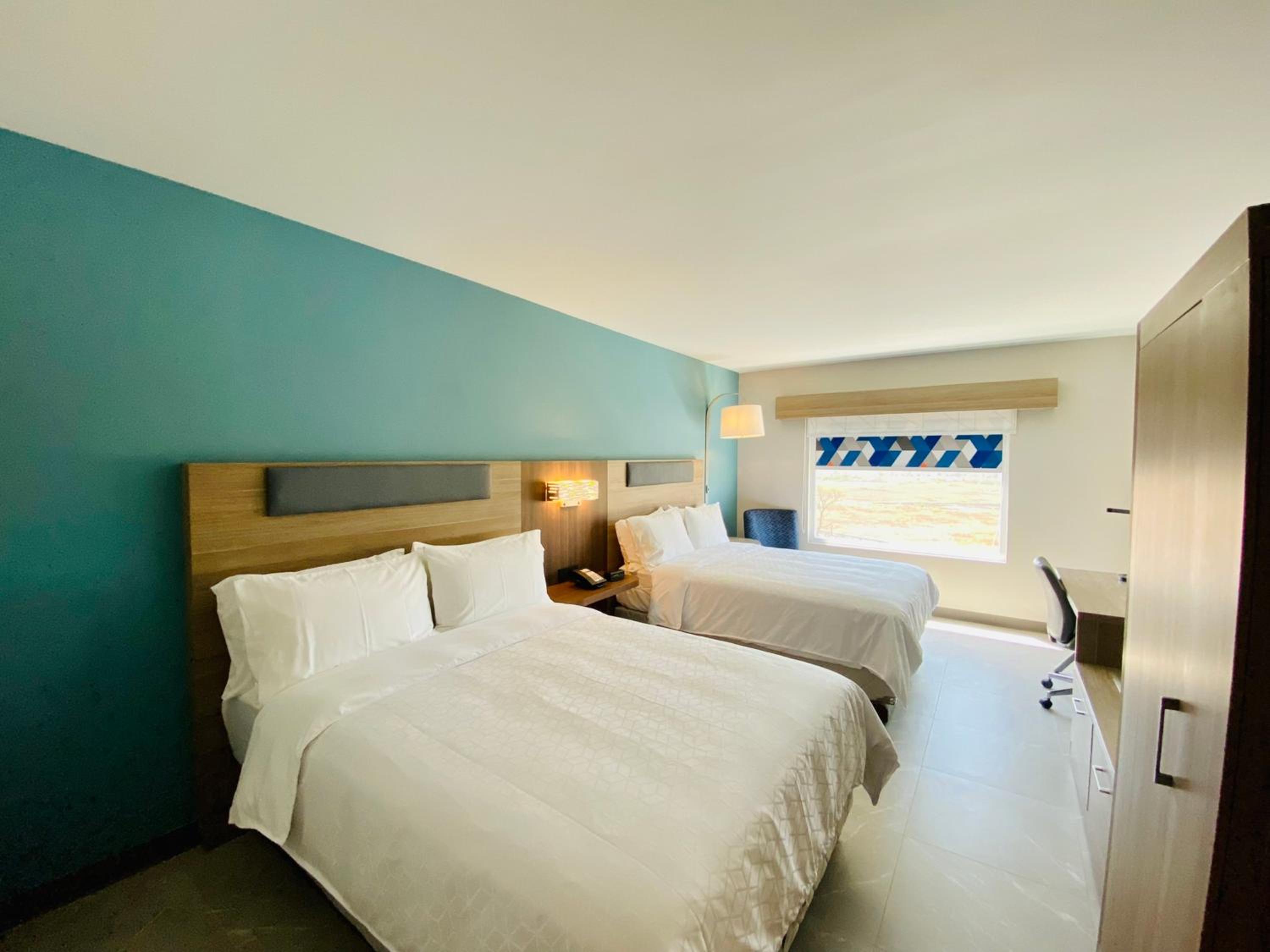 Standard Room with Two Queen Beds - Photo 5