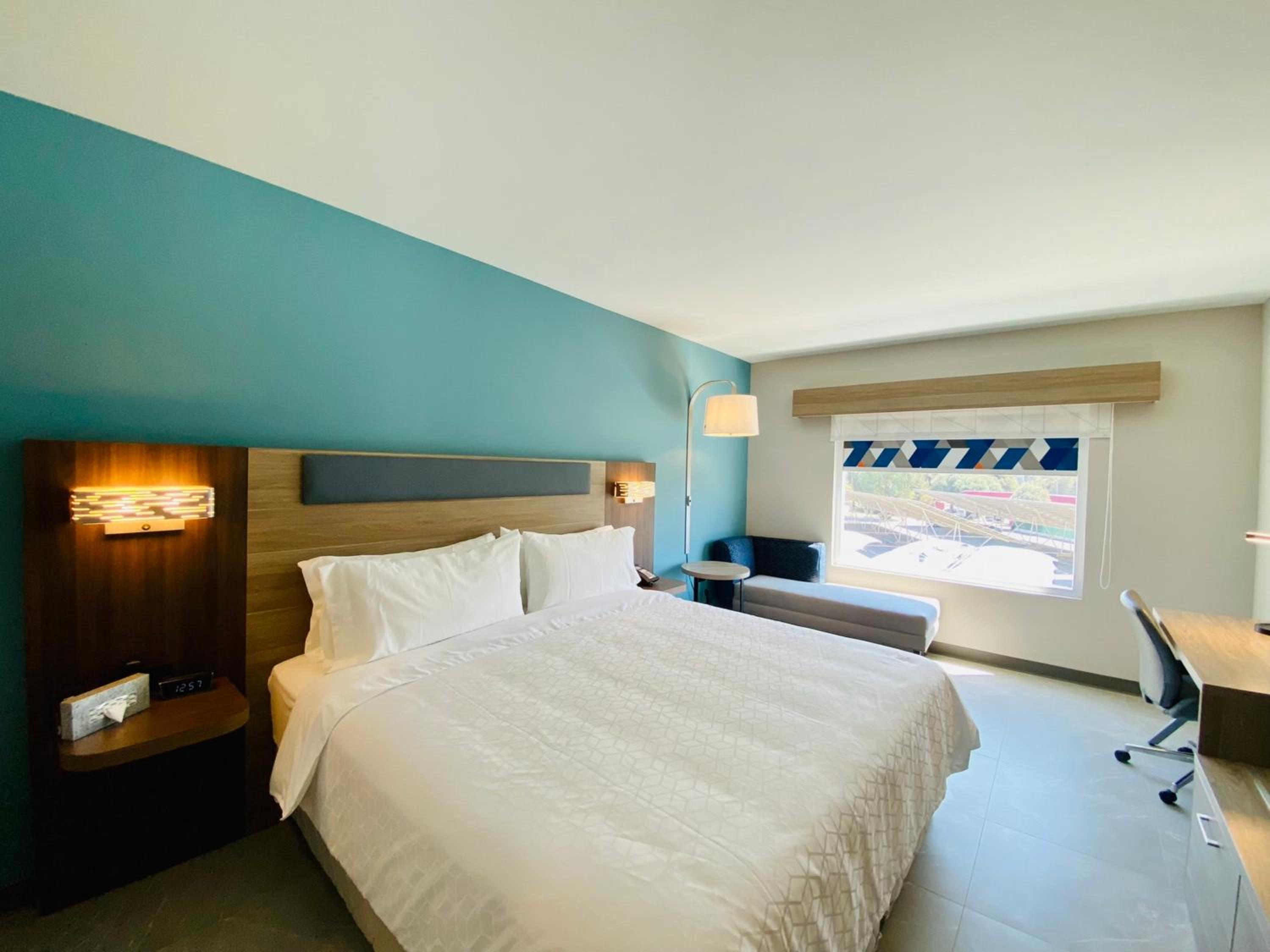 Standard King Room - Photo 9