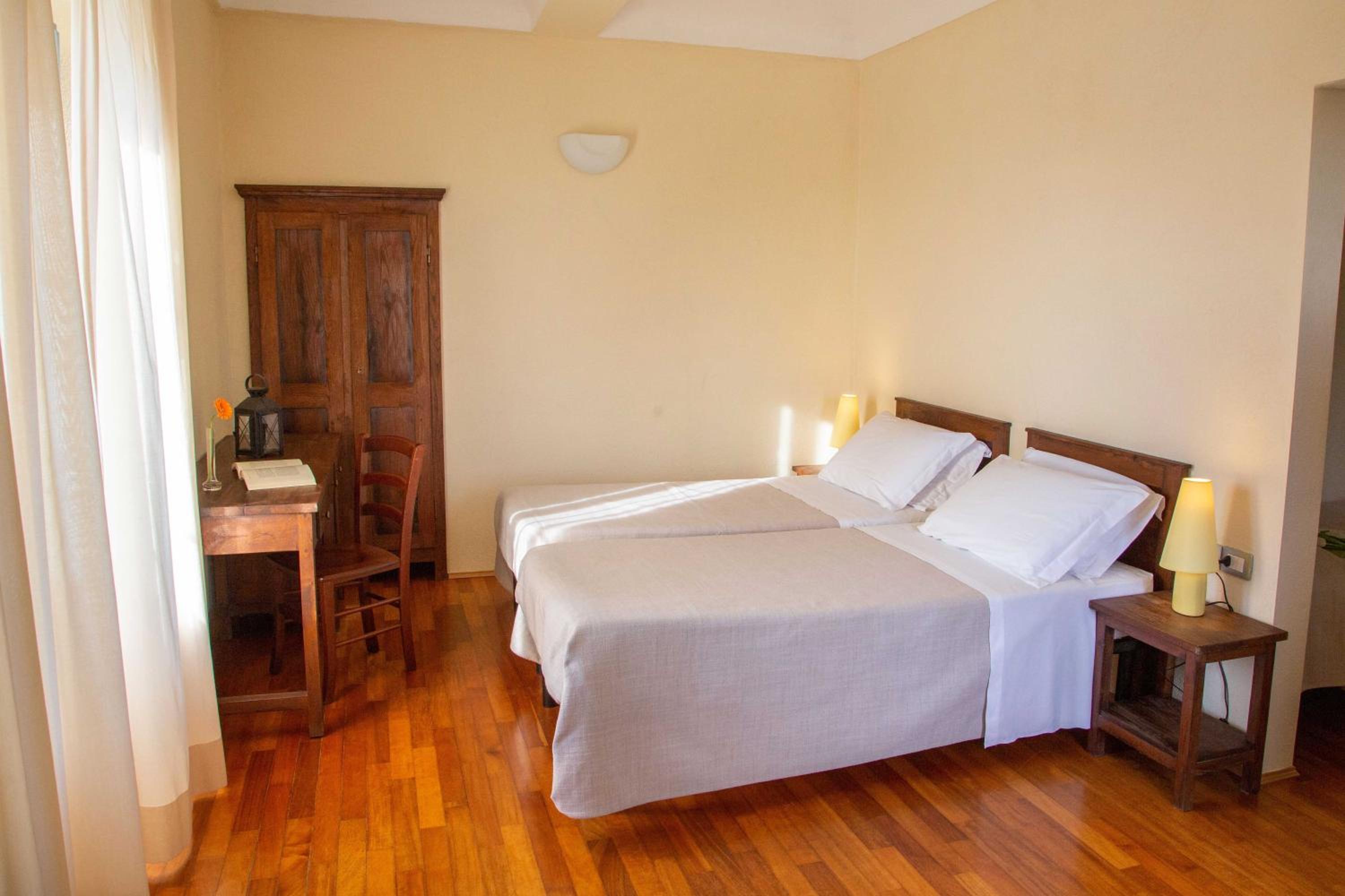 Twin Room - Photo 3