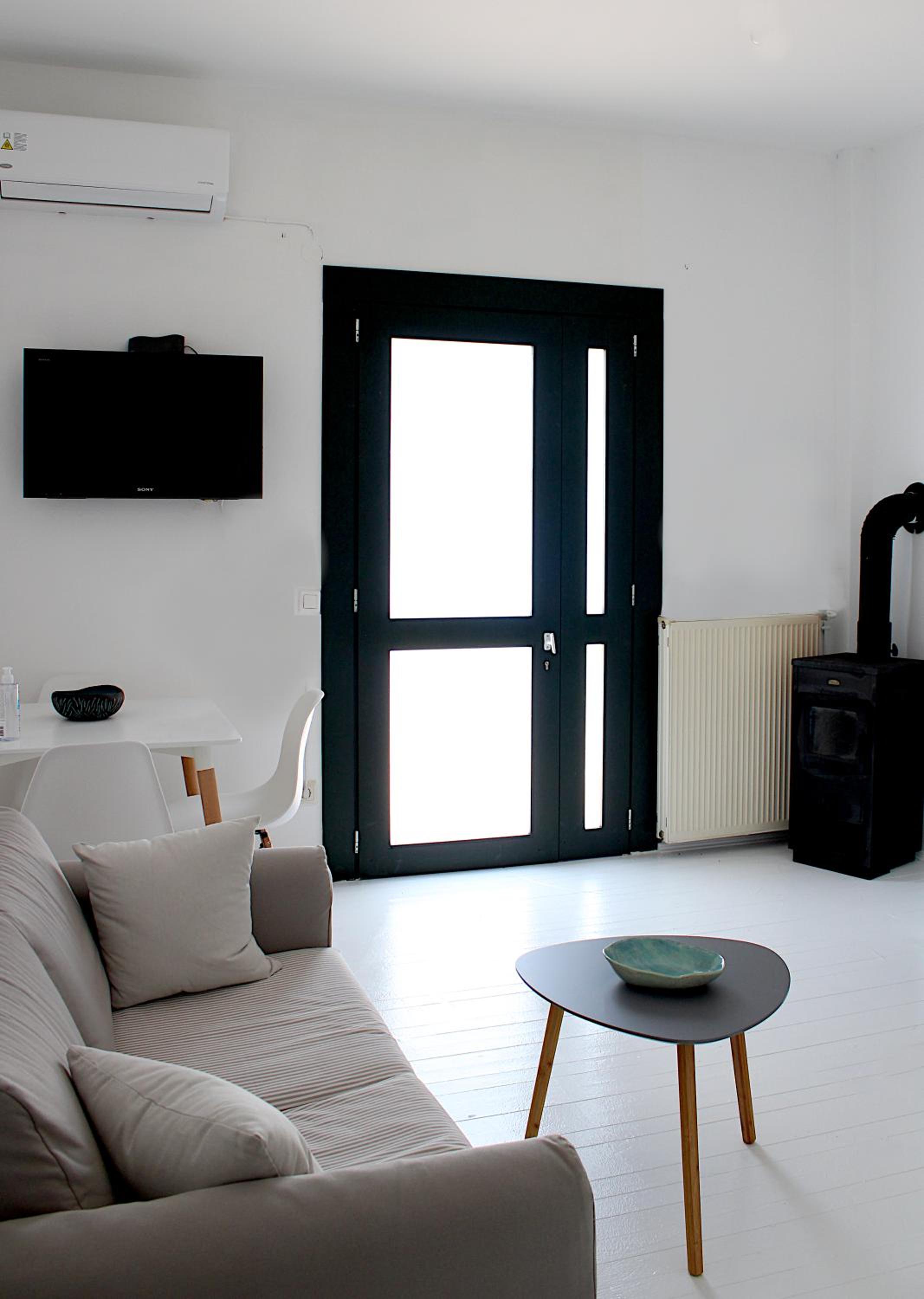 One-Bedroom Apartment photo 1