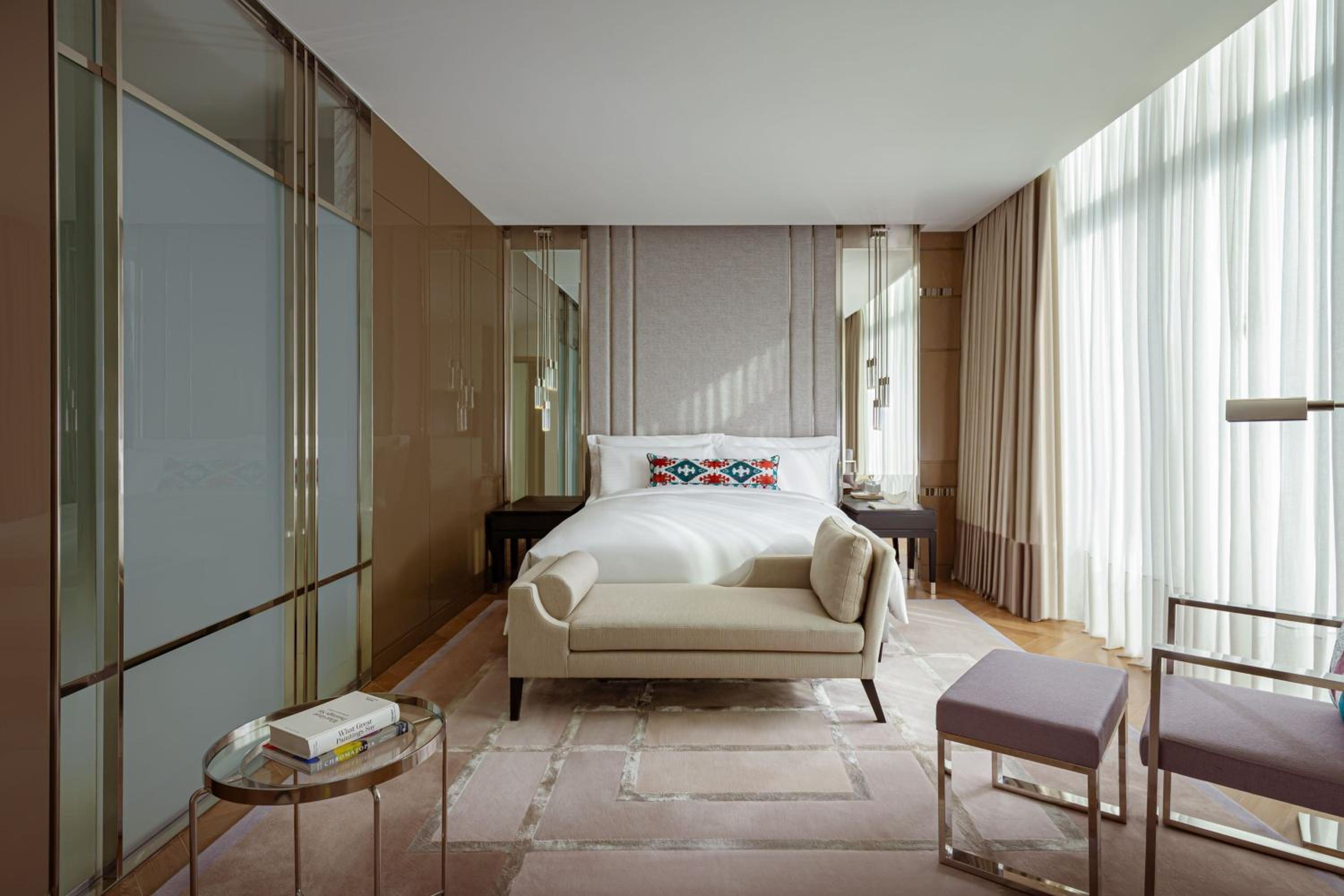 Ritz-Carlton Suite - Club Lounge Access - Photo 1