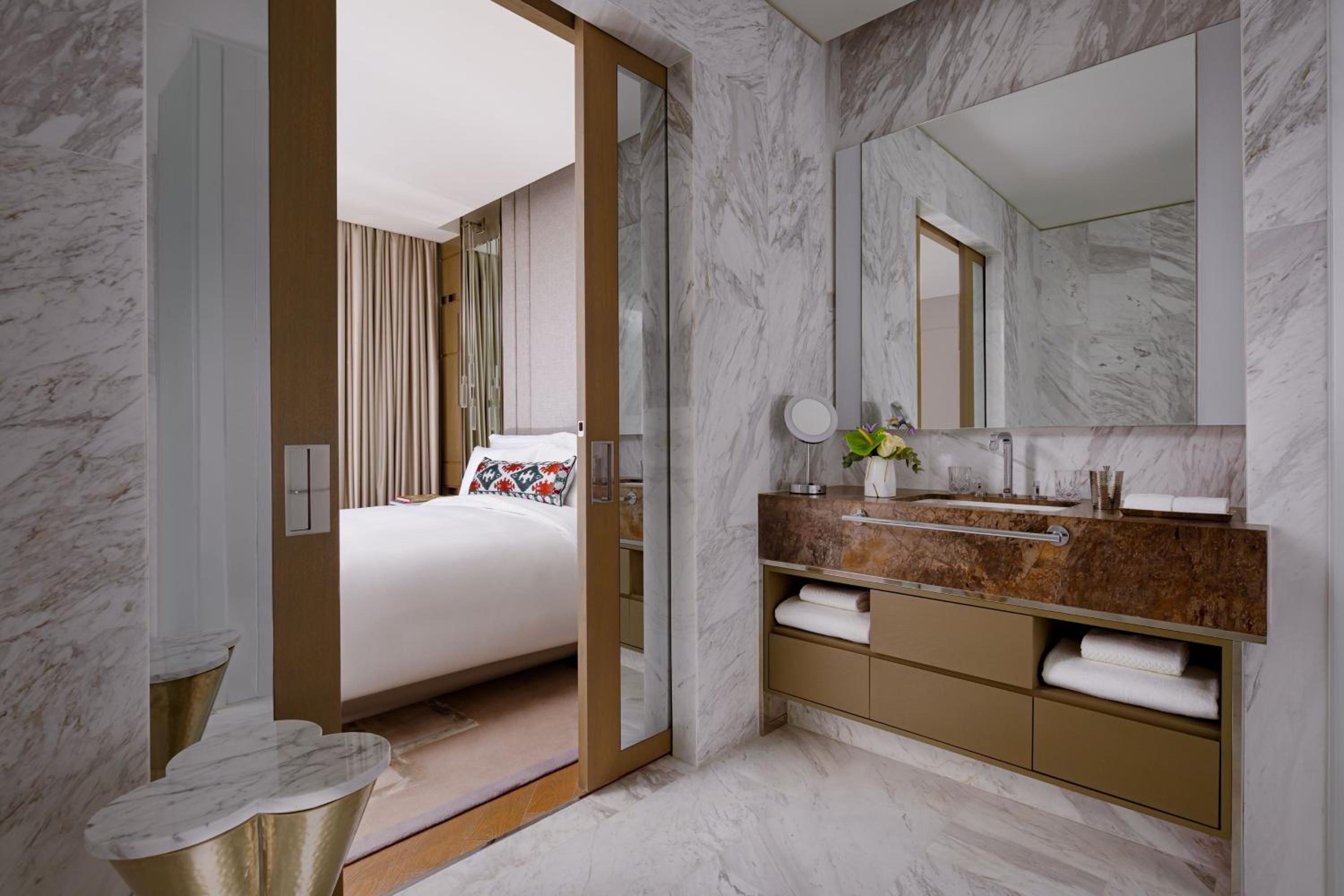 Ritz-Carlton Suite - Club Lounge Access - Photo 4
