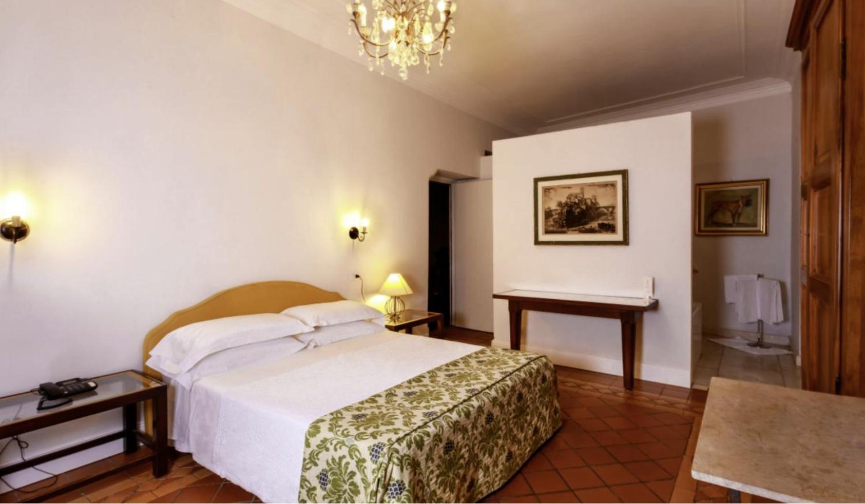 Double Room with Spa Bath - Photo 1