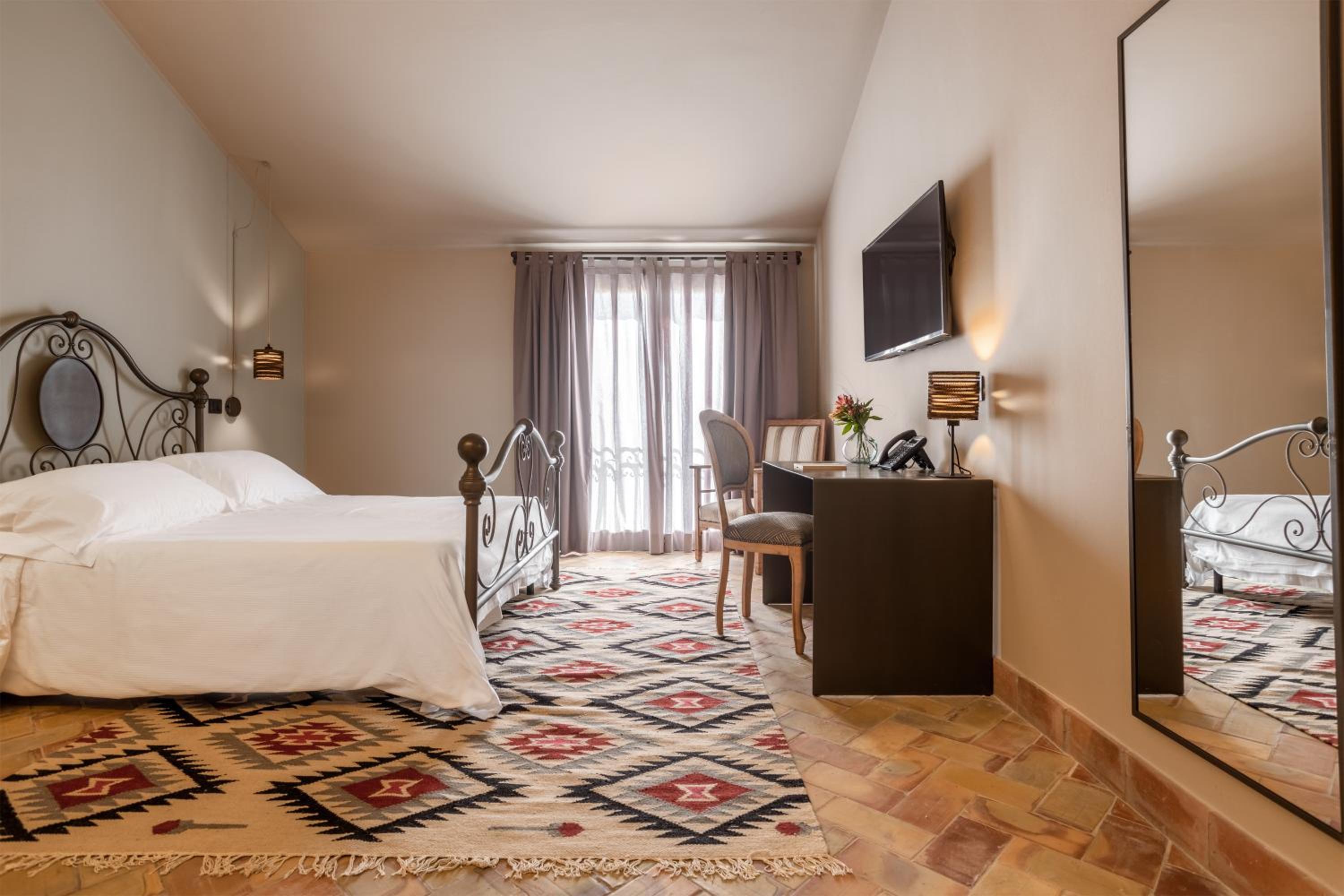 Deluxe Room - Photo 9