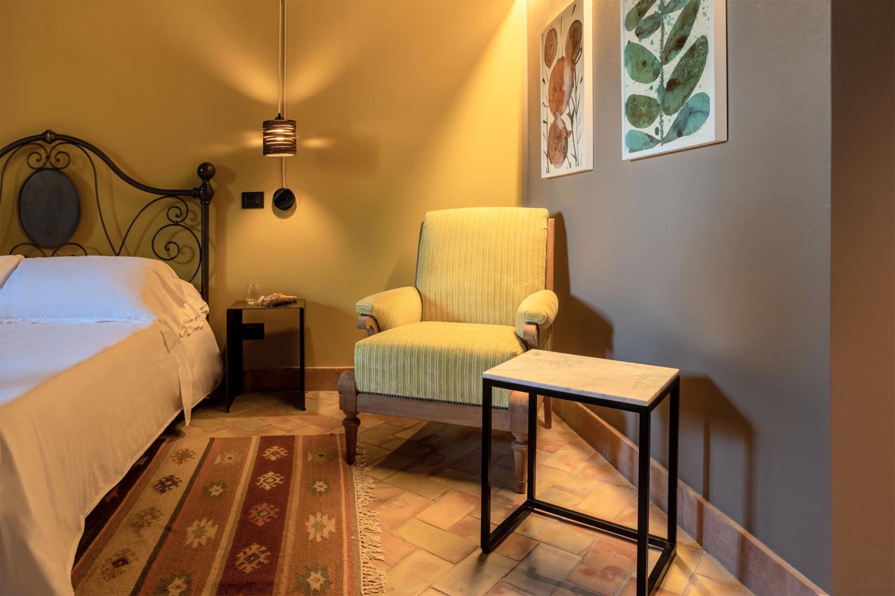 Deluxe Room - Photo 10