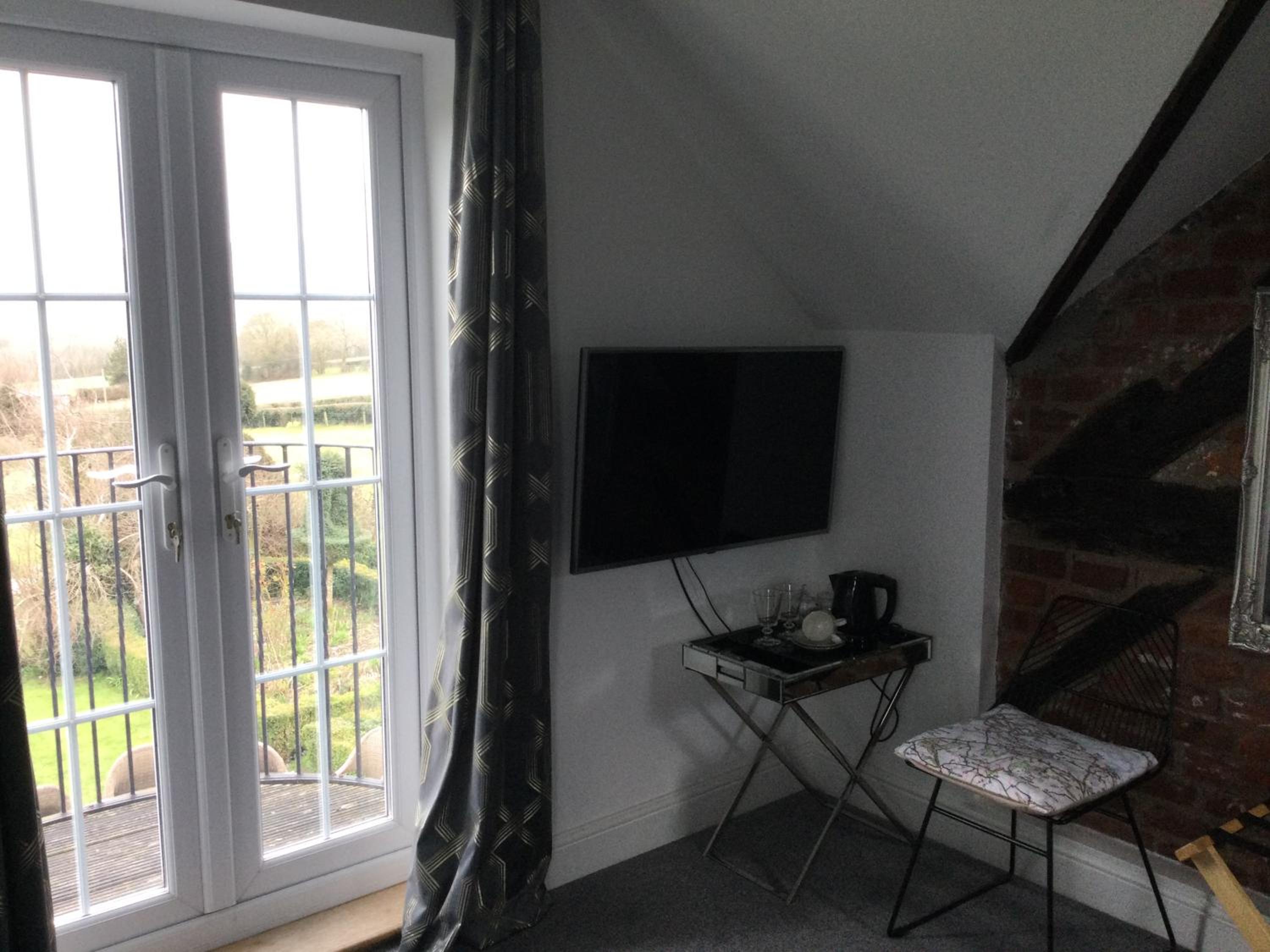 "The Paddock View" Double Room with Bath, Shower & Balcony photo 3