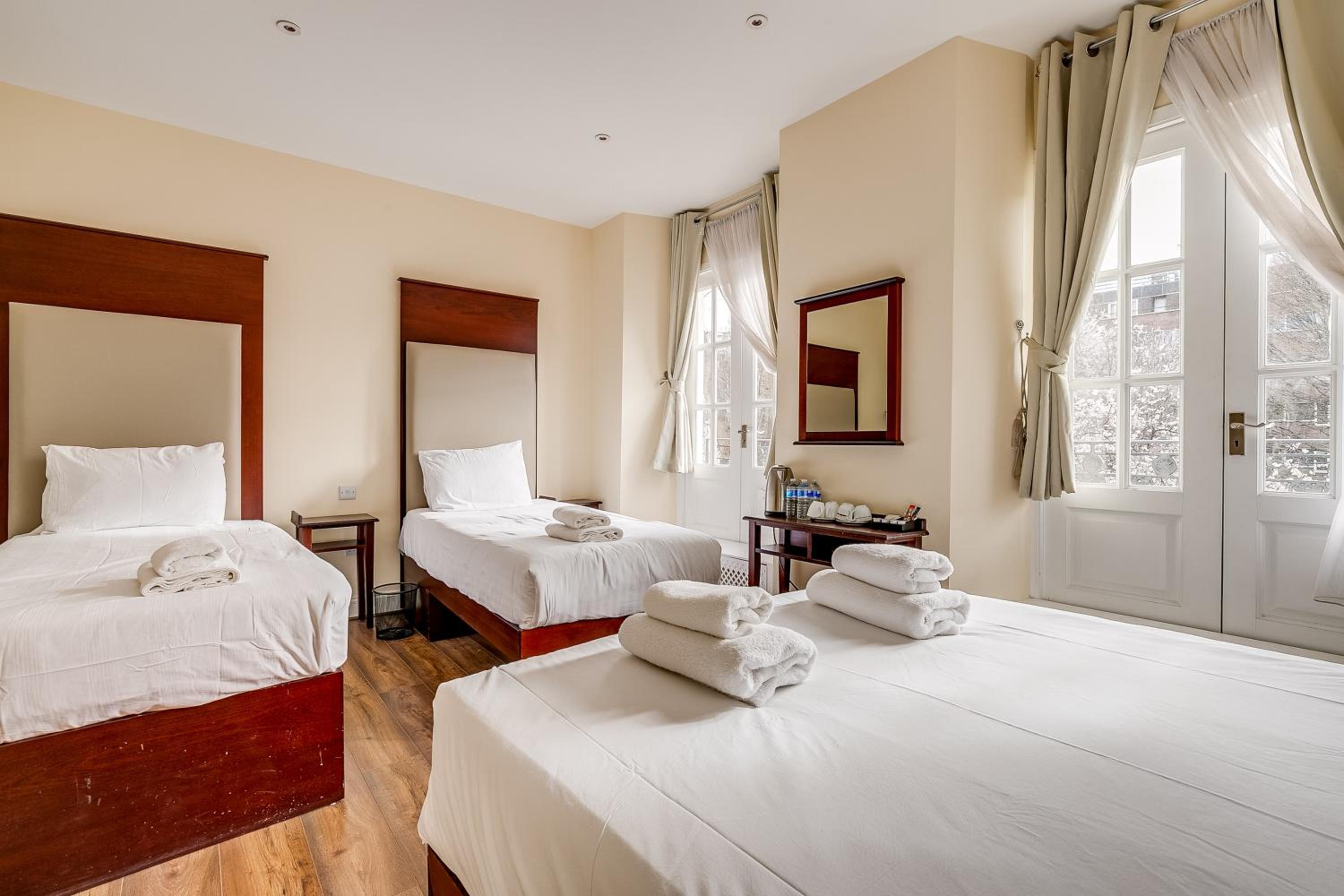 Quadruple Room with Balcony photo 2