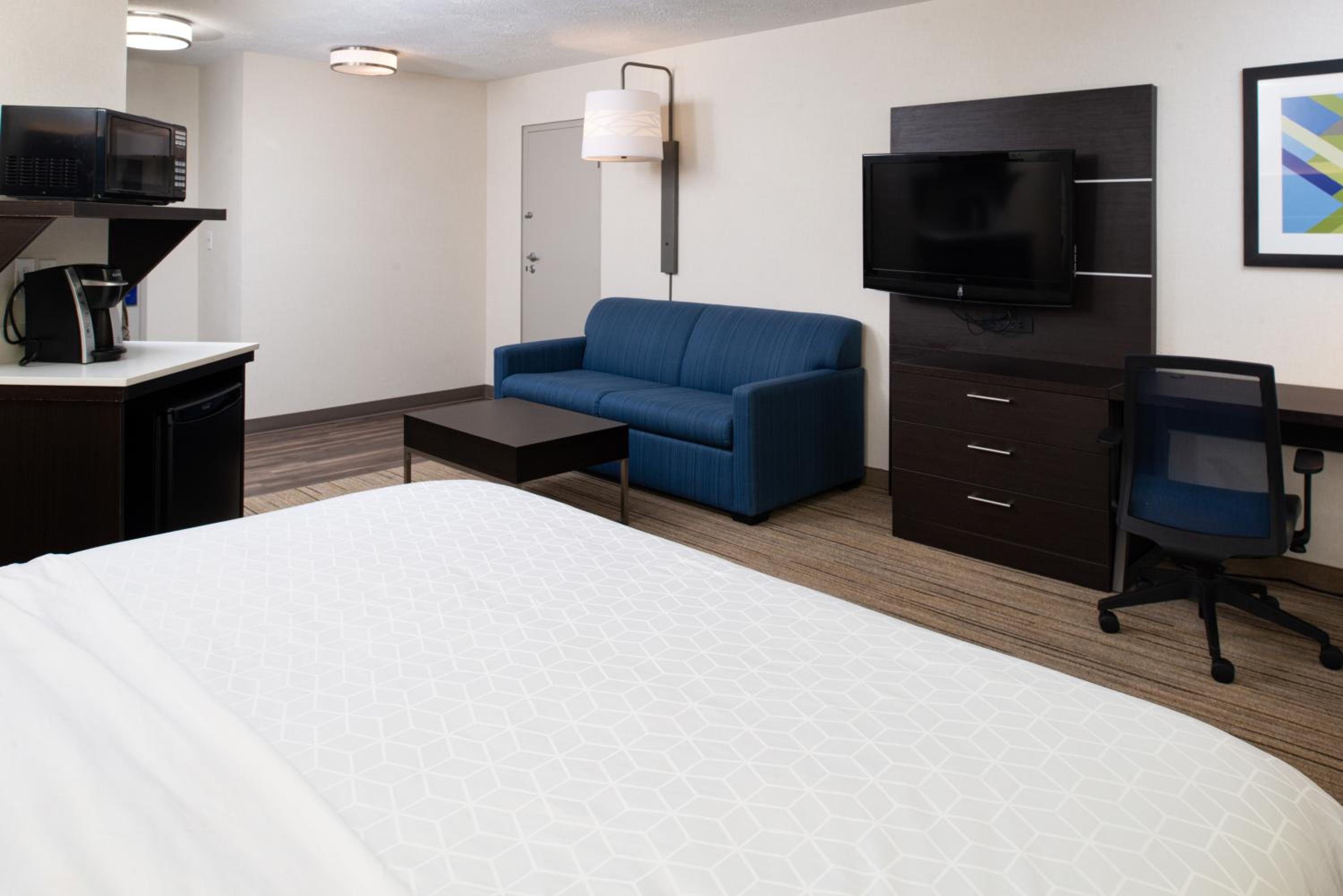 Standard King Room with Sofa Bed - Photo 9