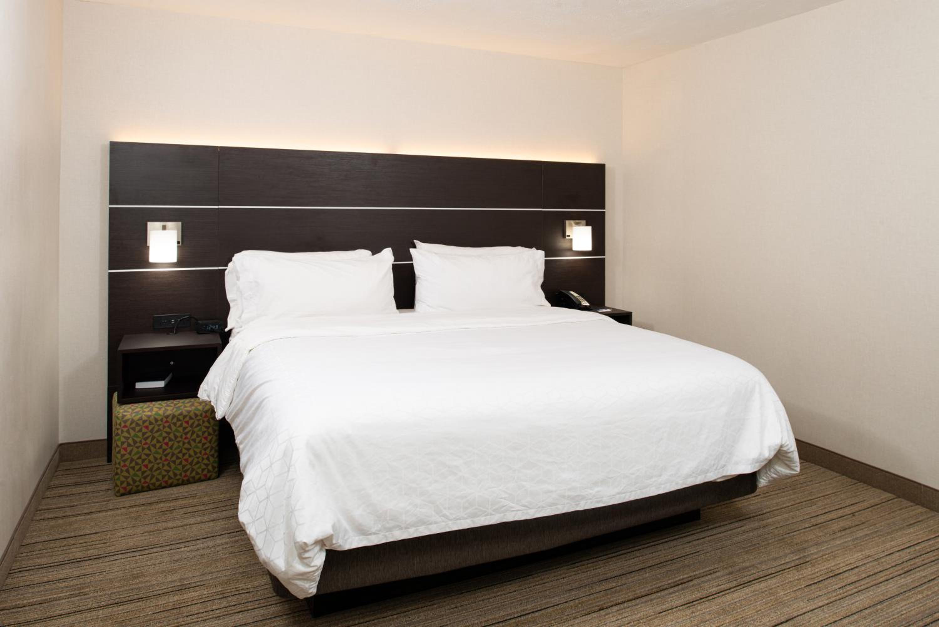 Standard King Room with Extra Space - Photo 8