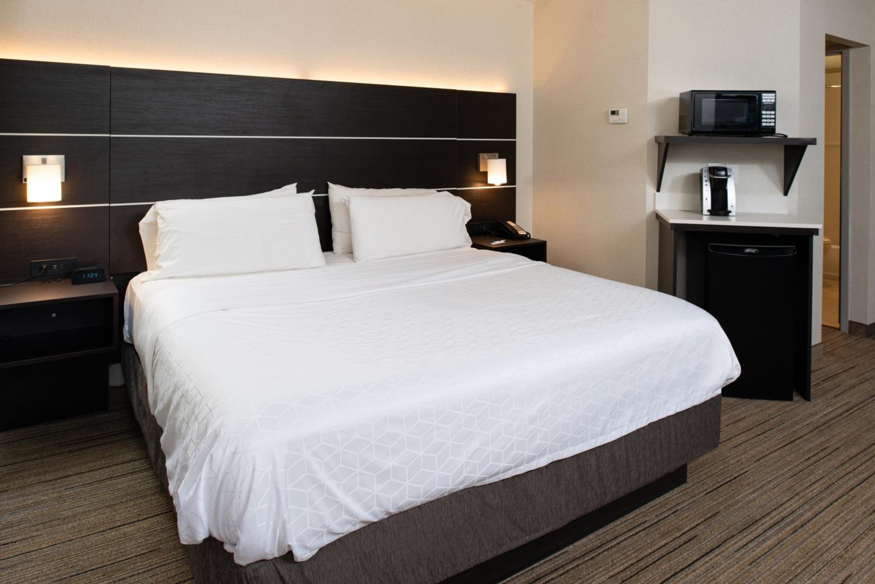 Standard King Room with Sofa Bed - Photo 8
