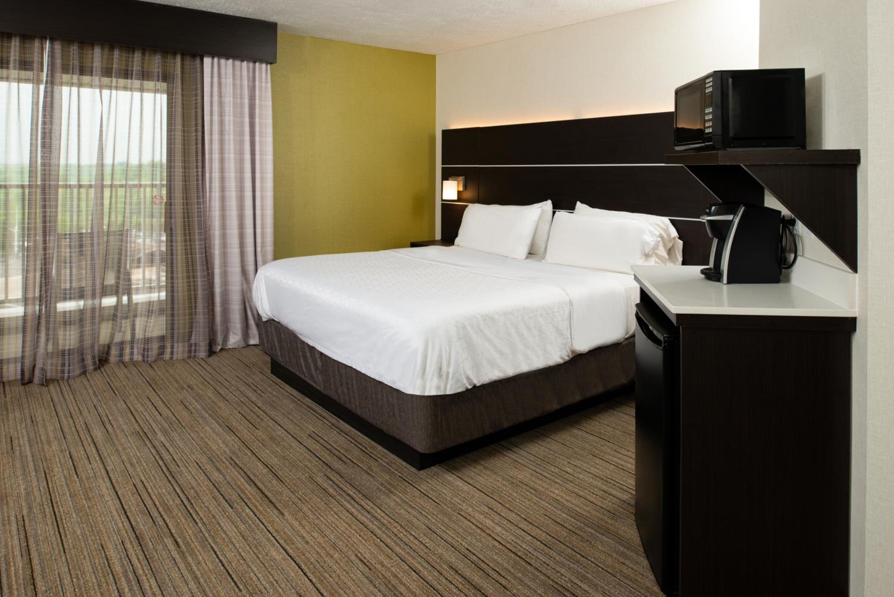 Standard King Room with Sofa Bed - Photo 1