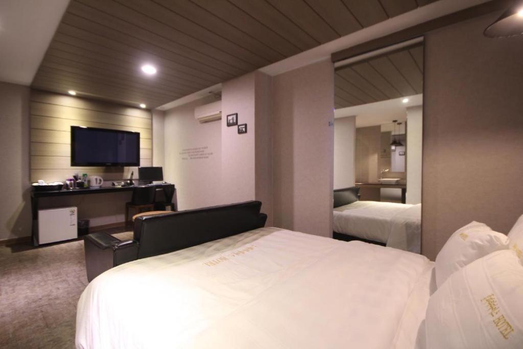 Double Room - Photo 2