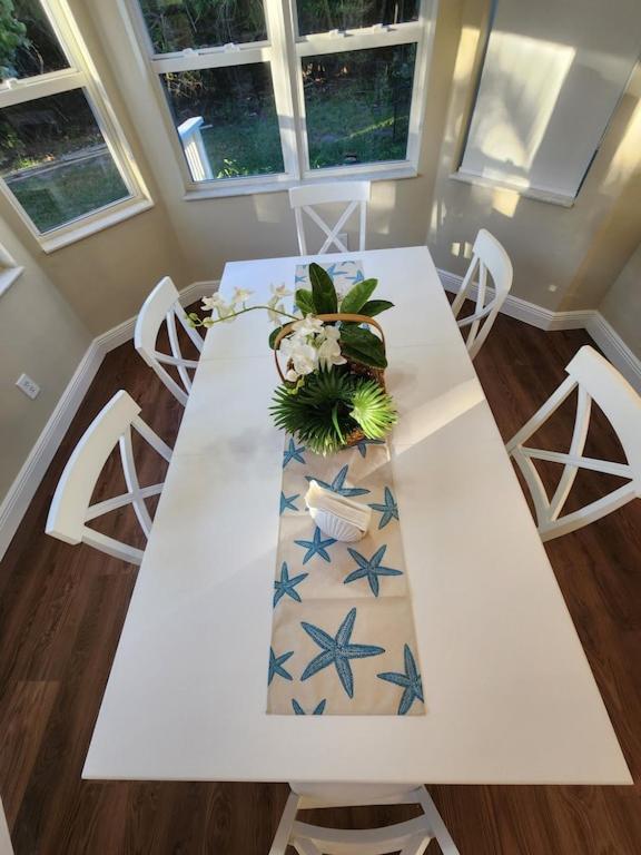 Six-Bedroom House photo 2