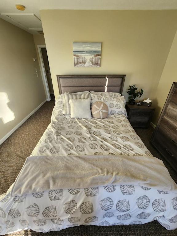 Six-Bedroom House photo 3