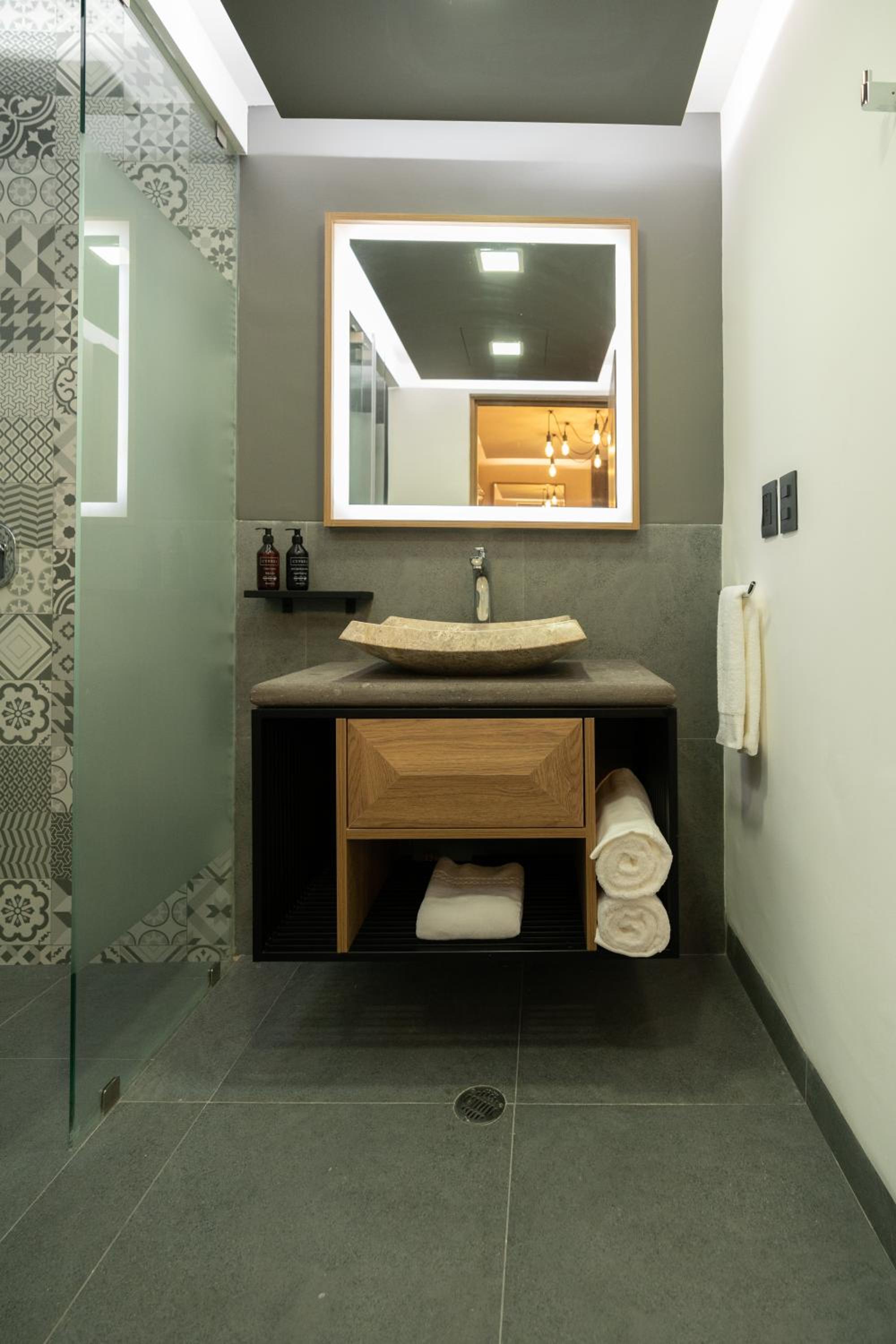 Deluxe King Room photo 2