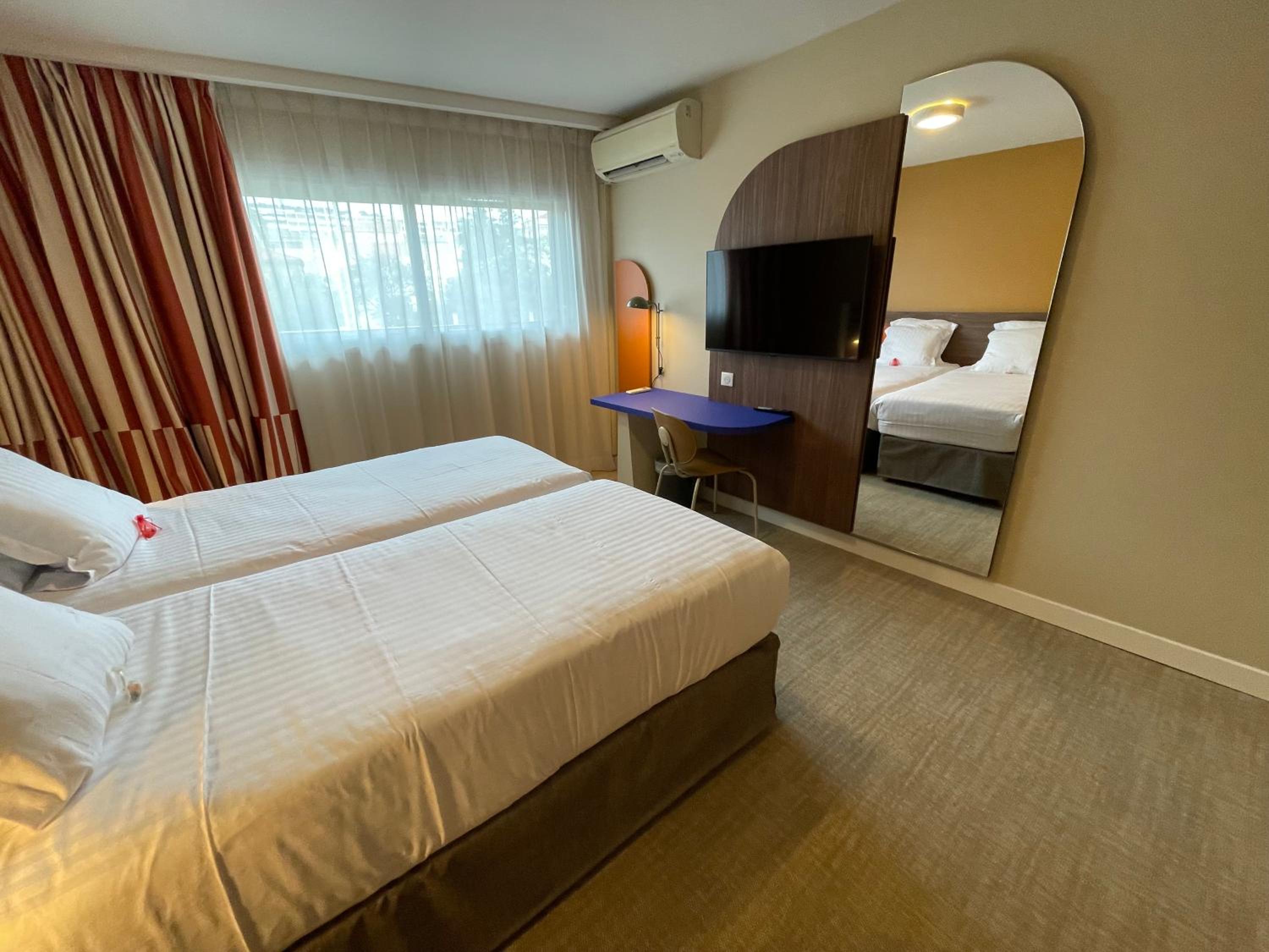 Standard Twin Room thumbnail 5