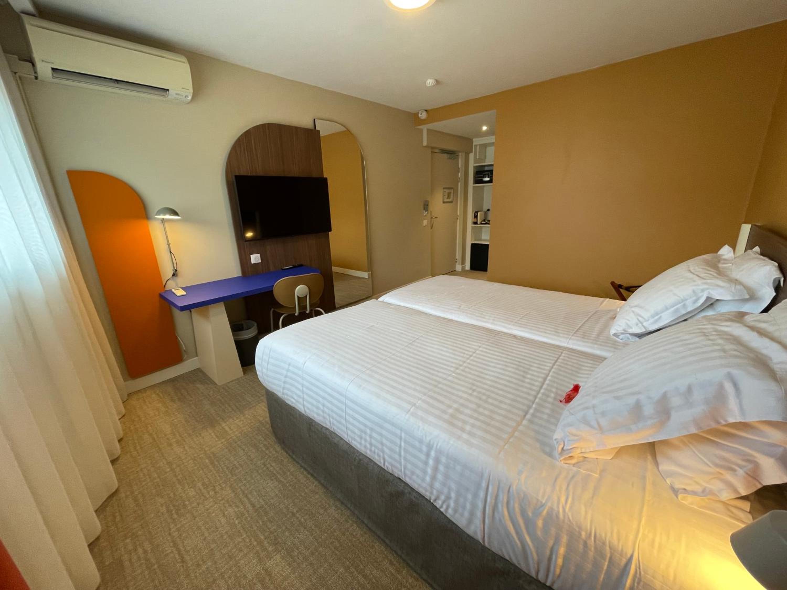 Standard Twin Room thumbnail 6