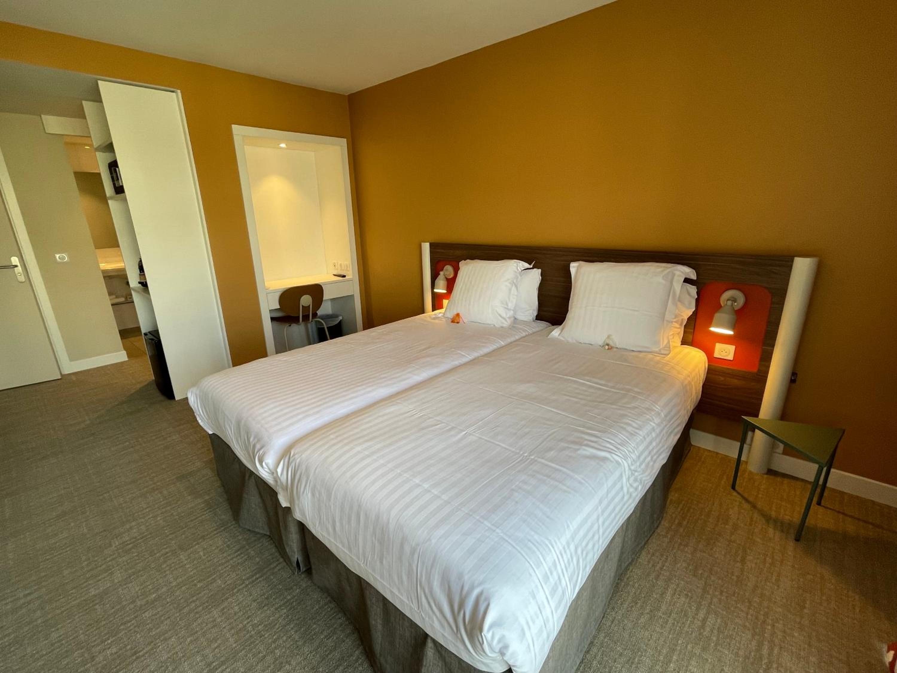 Comfort Twin Room thumbnail 5