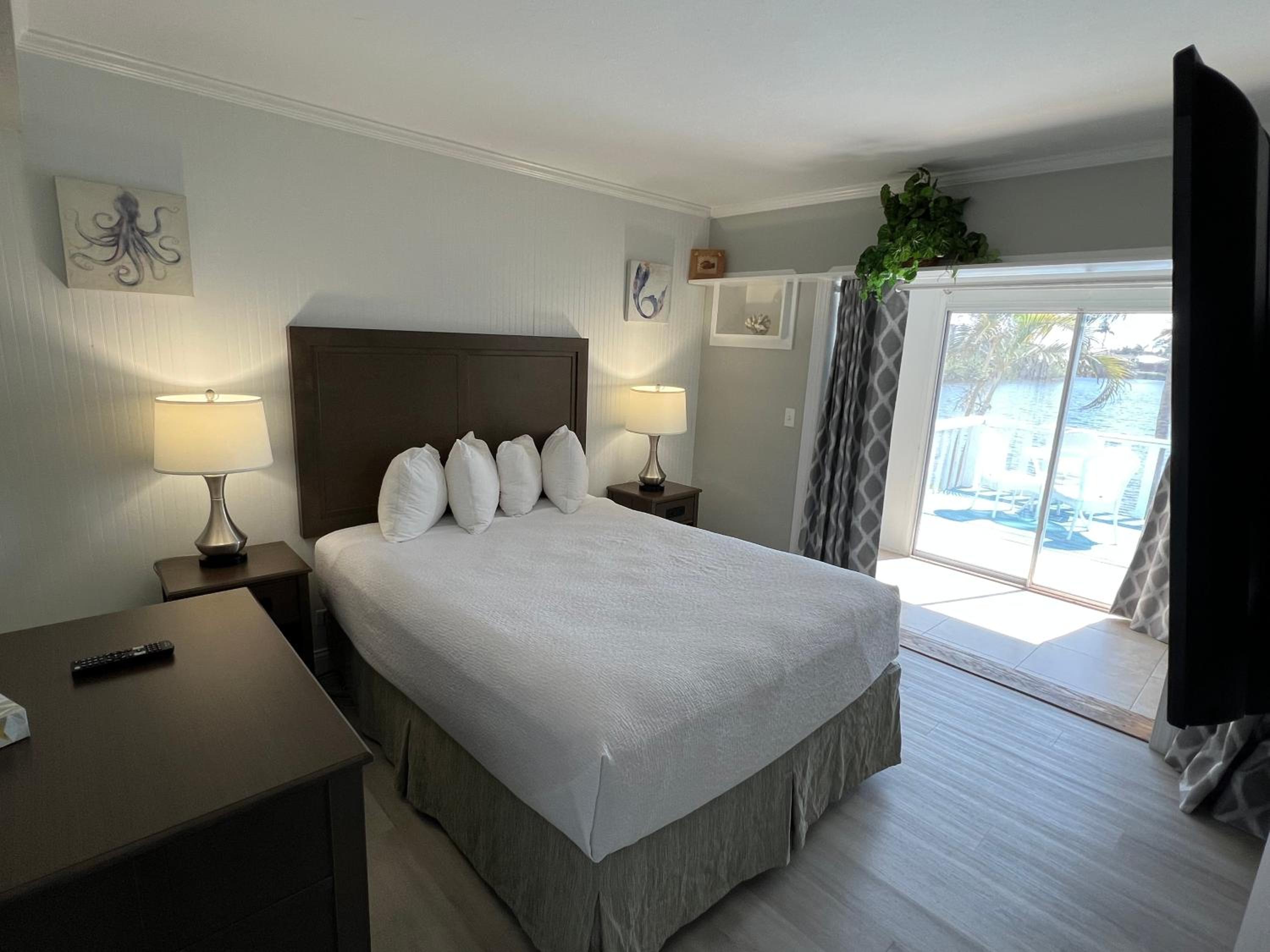Two-Bedroom Queen Suite with Lake View